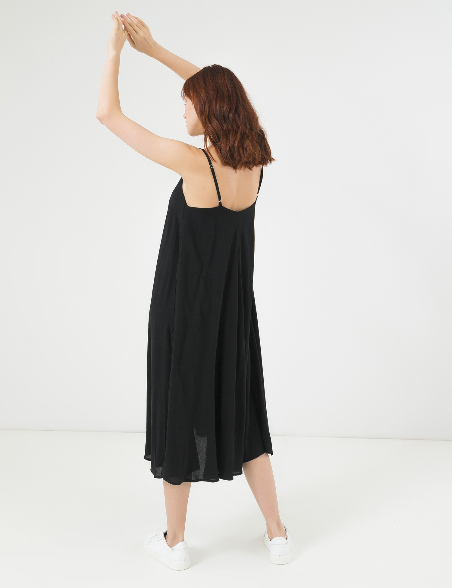 Картинка Чорна сукня з відкритими плечима