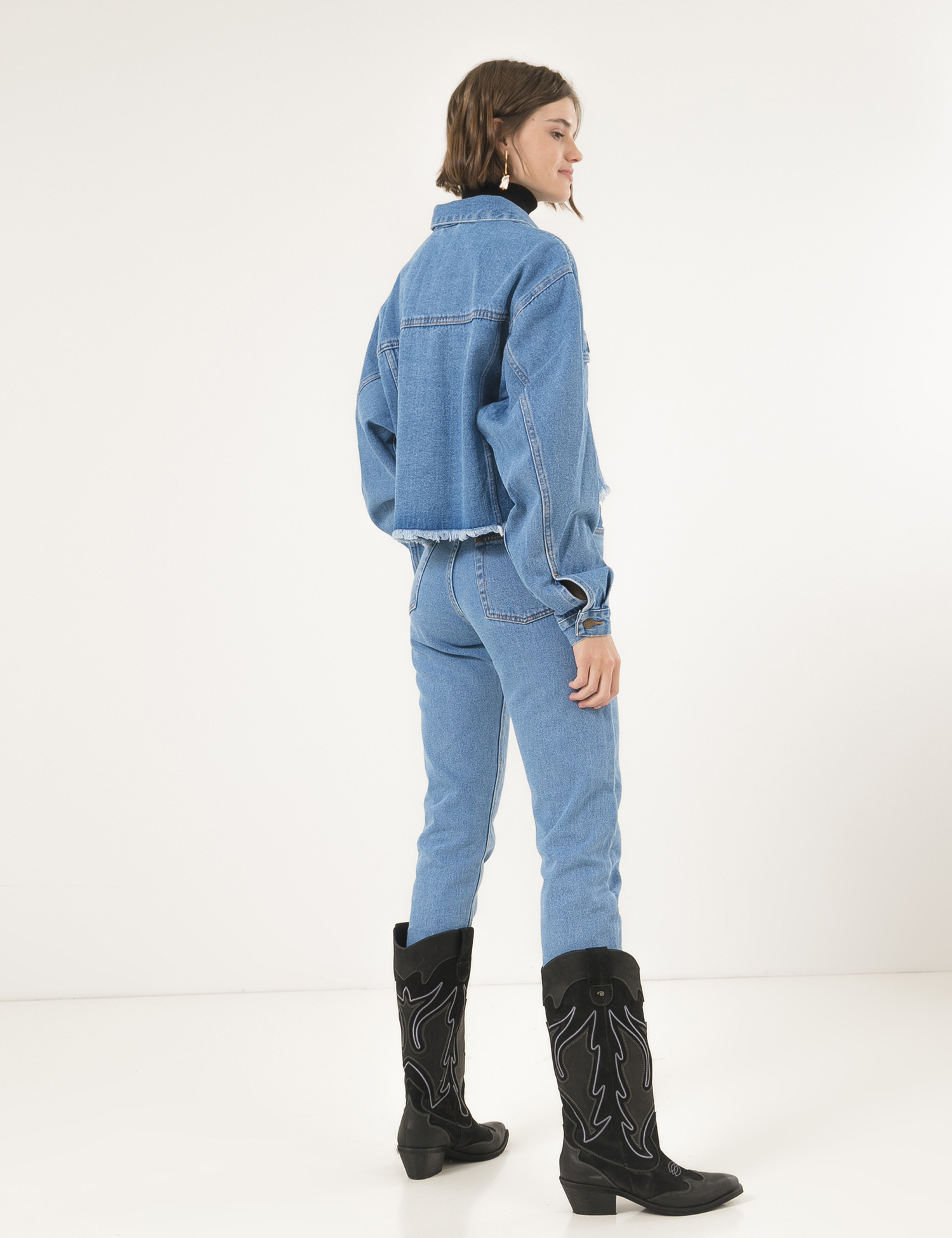 Картинка Жіноча блакитна джинсова куртка