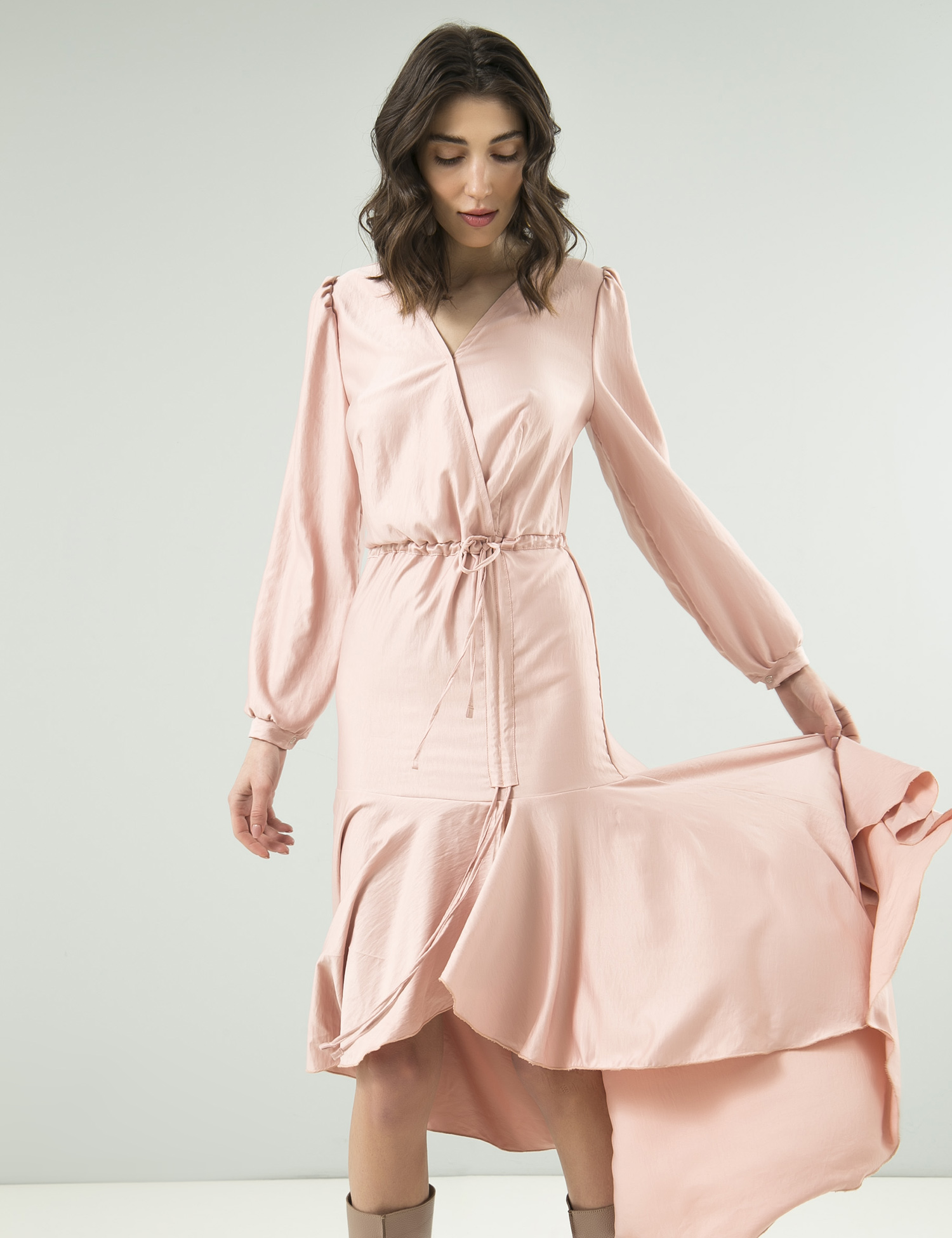 Картинка Рожева сукня з воланом на подолі