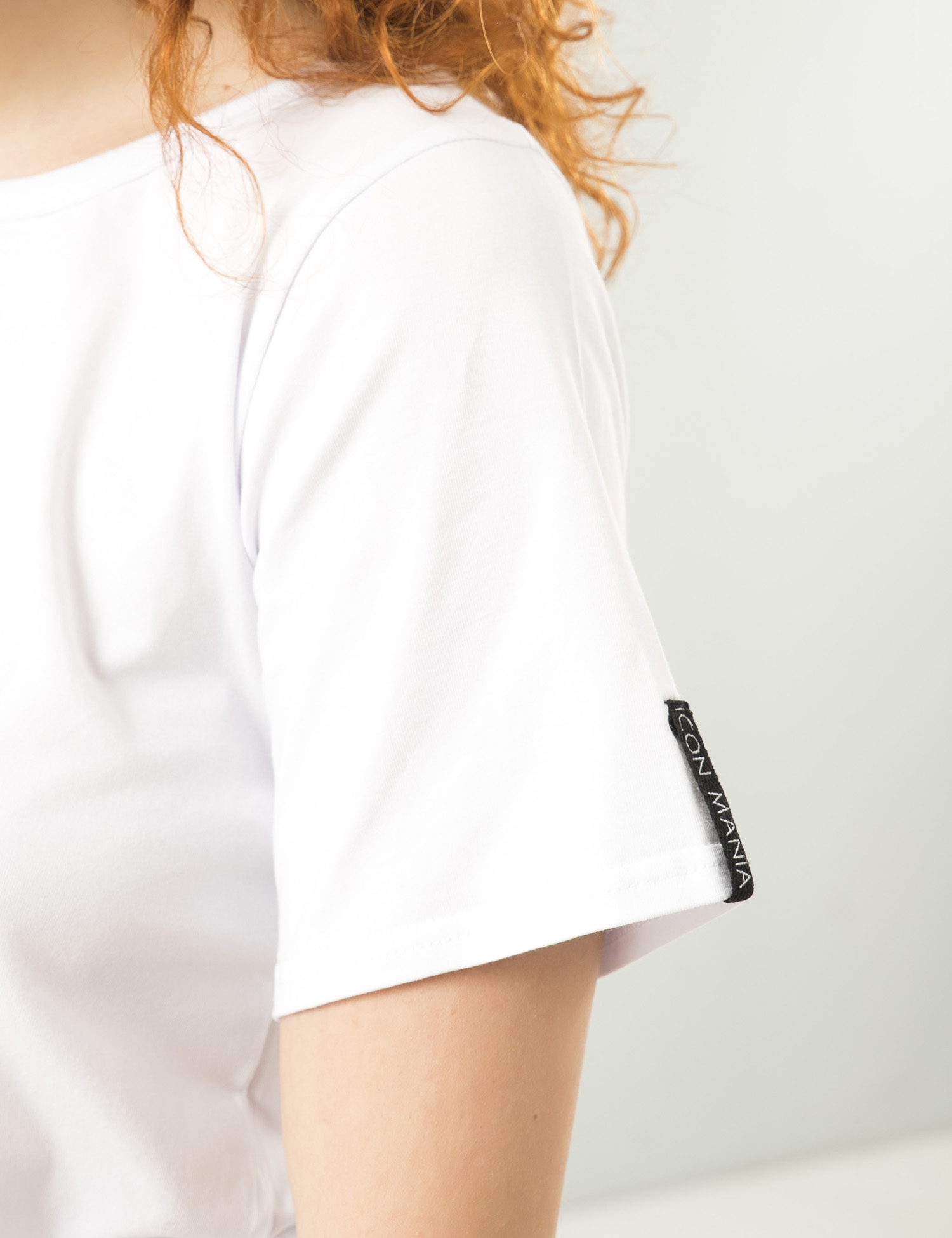 Картинка Жіноча біла футболка з відкритим плечем