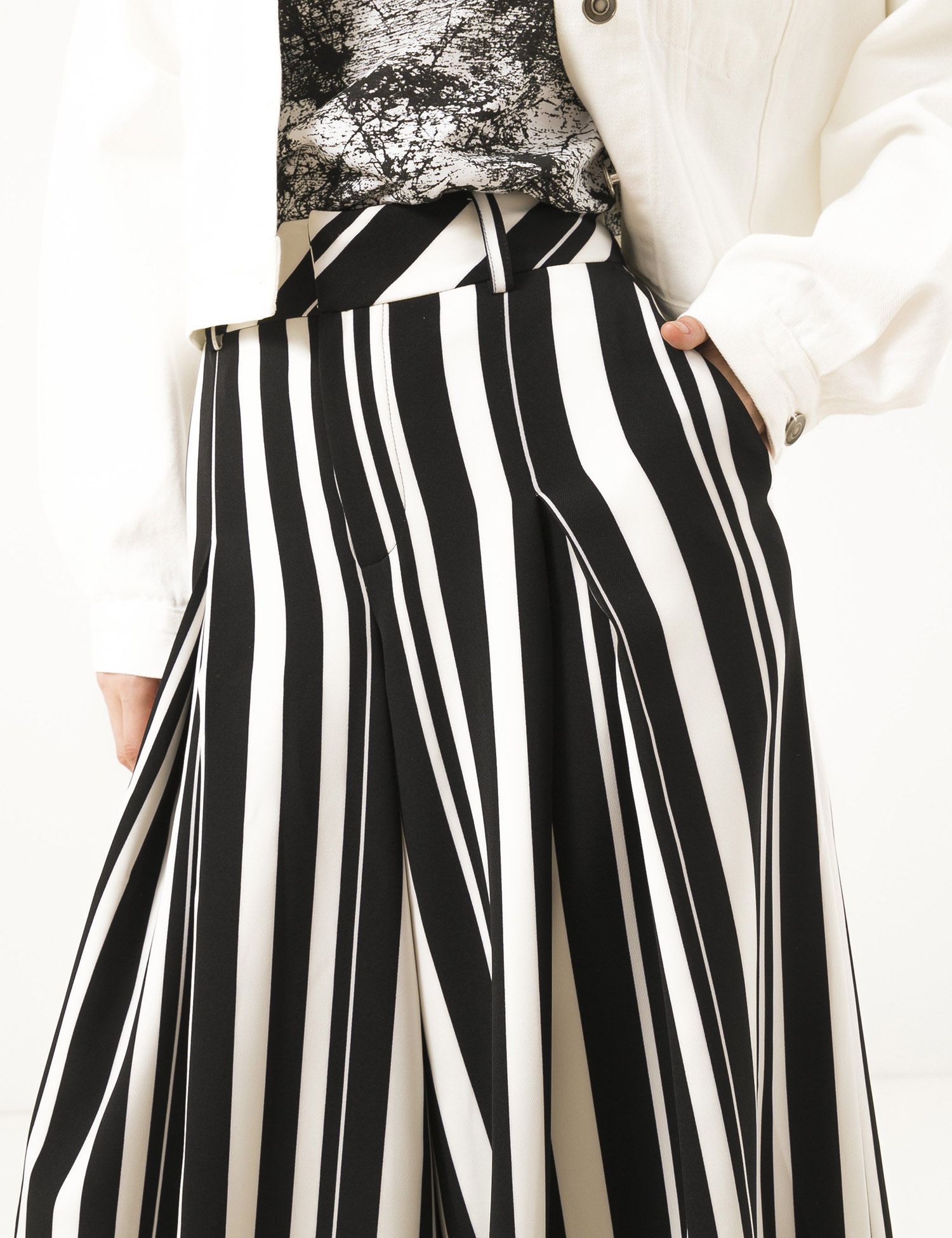 Картинка Жіночі чорно-білі брюки в смужку