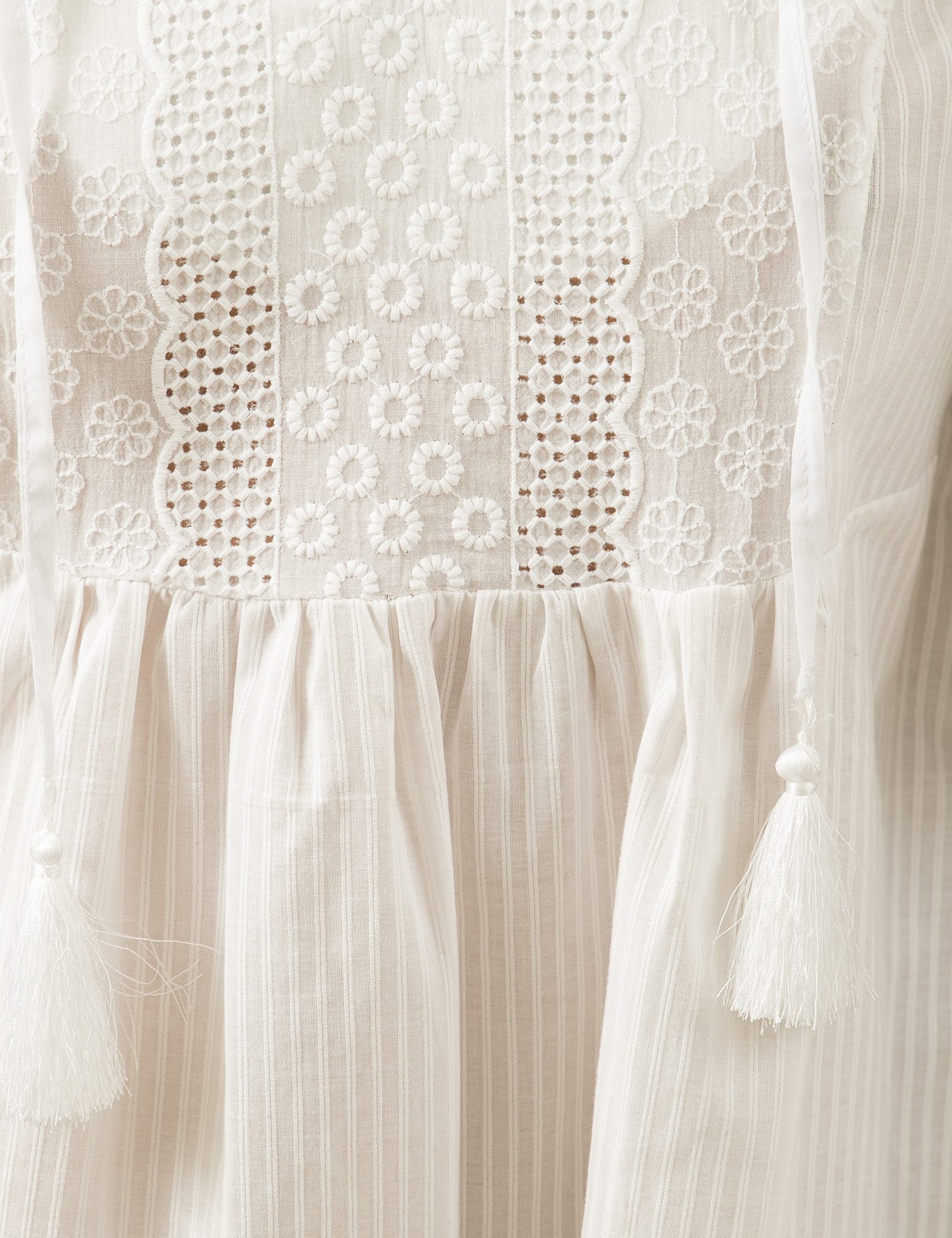 Картинка Біла сукня з вишивкою