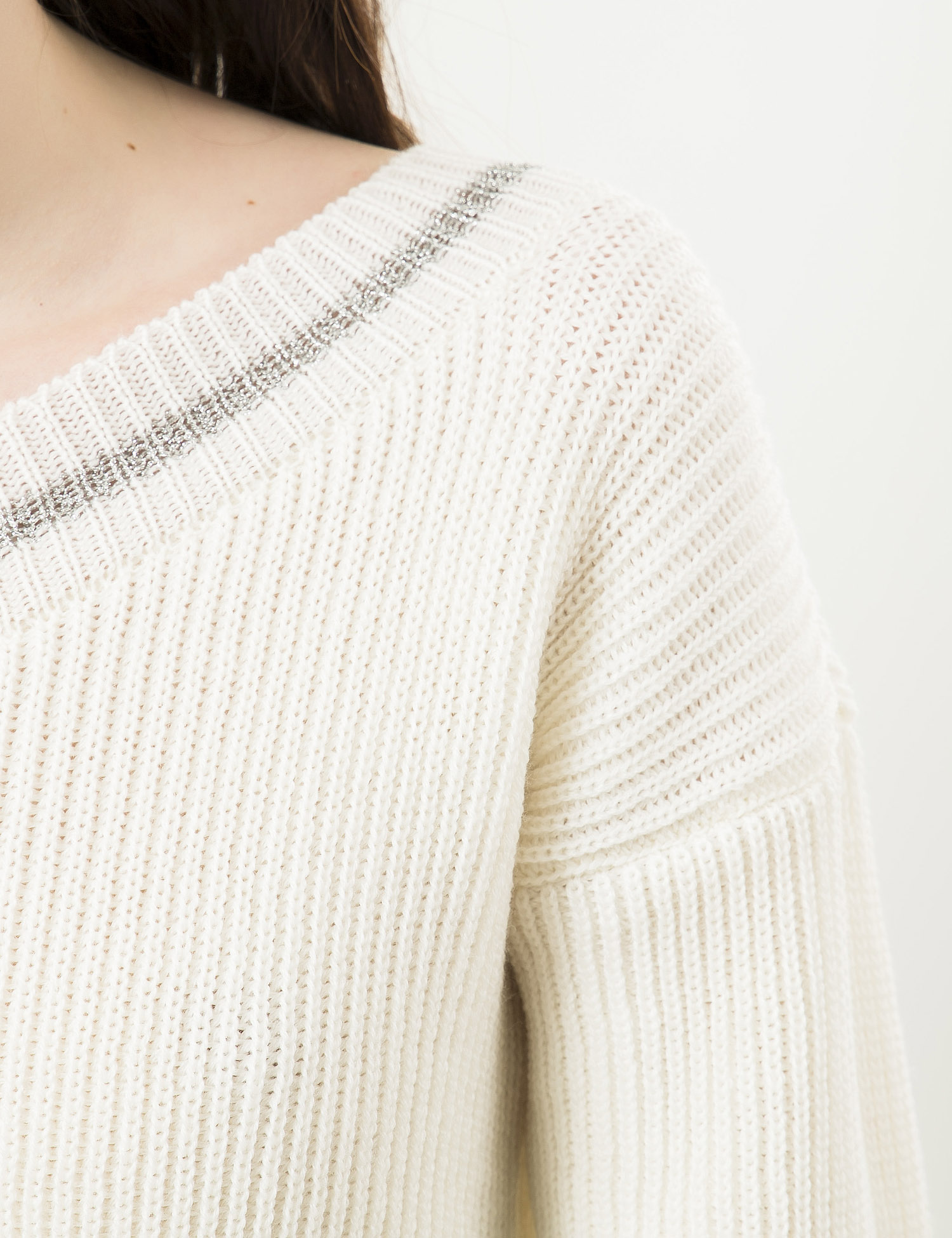 Картинка Жіночий білий светр на одне плече