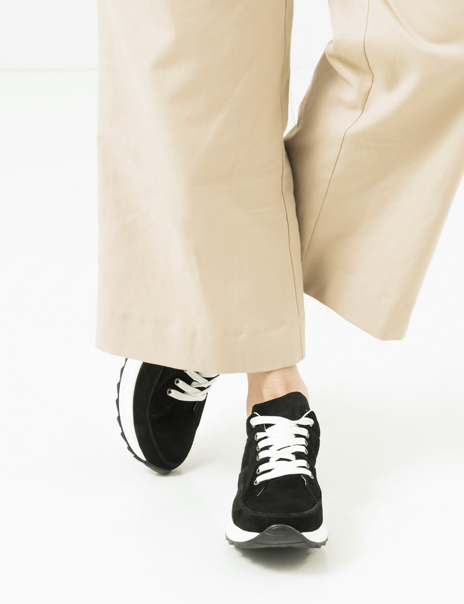 Картинка Жіночі чорні замшеві кросівки