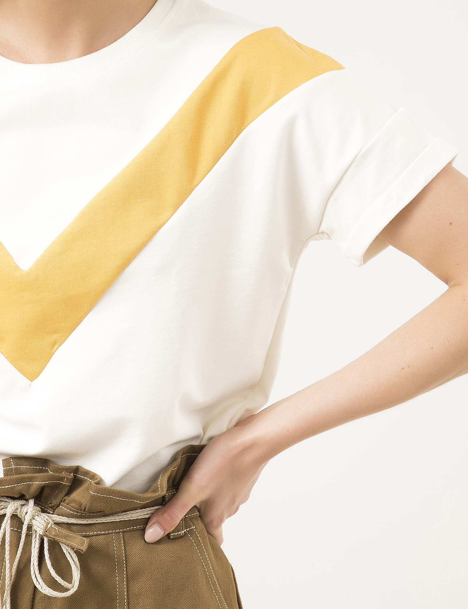 Картинка Жіноча біла футболка з жовтою вставкою
