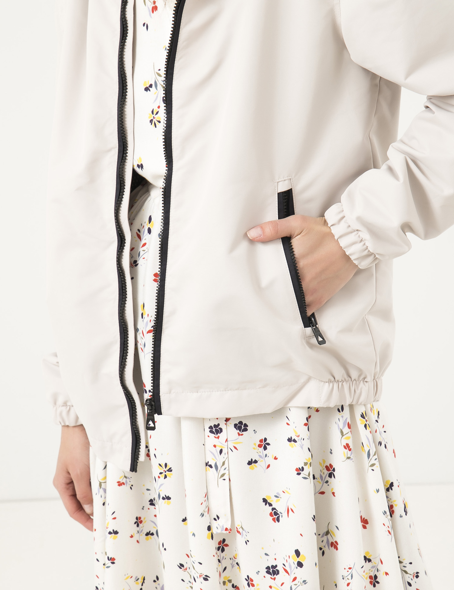 Картинка Жіноча бежева куртка з капюшоном