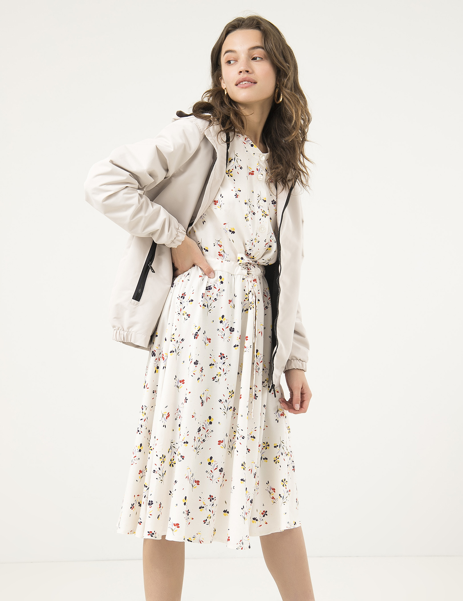 Картинка Жіноча бежева куртка з капюшоном