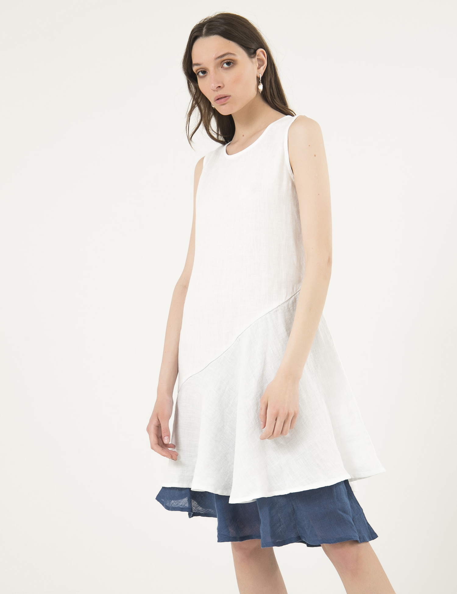 Картинка Біла лляна сукня з воланами на подолі