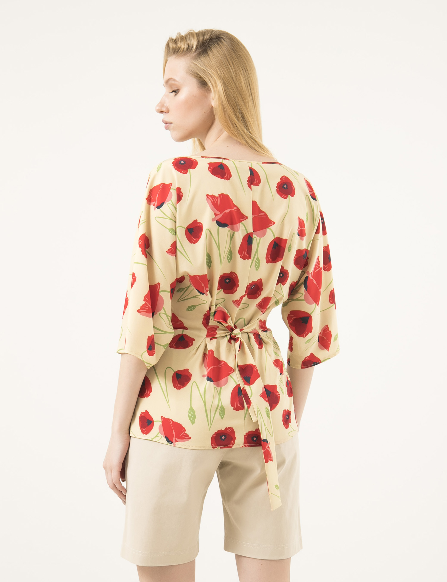 Картинка Жіноча бежева блуза з квітковим візерунком