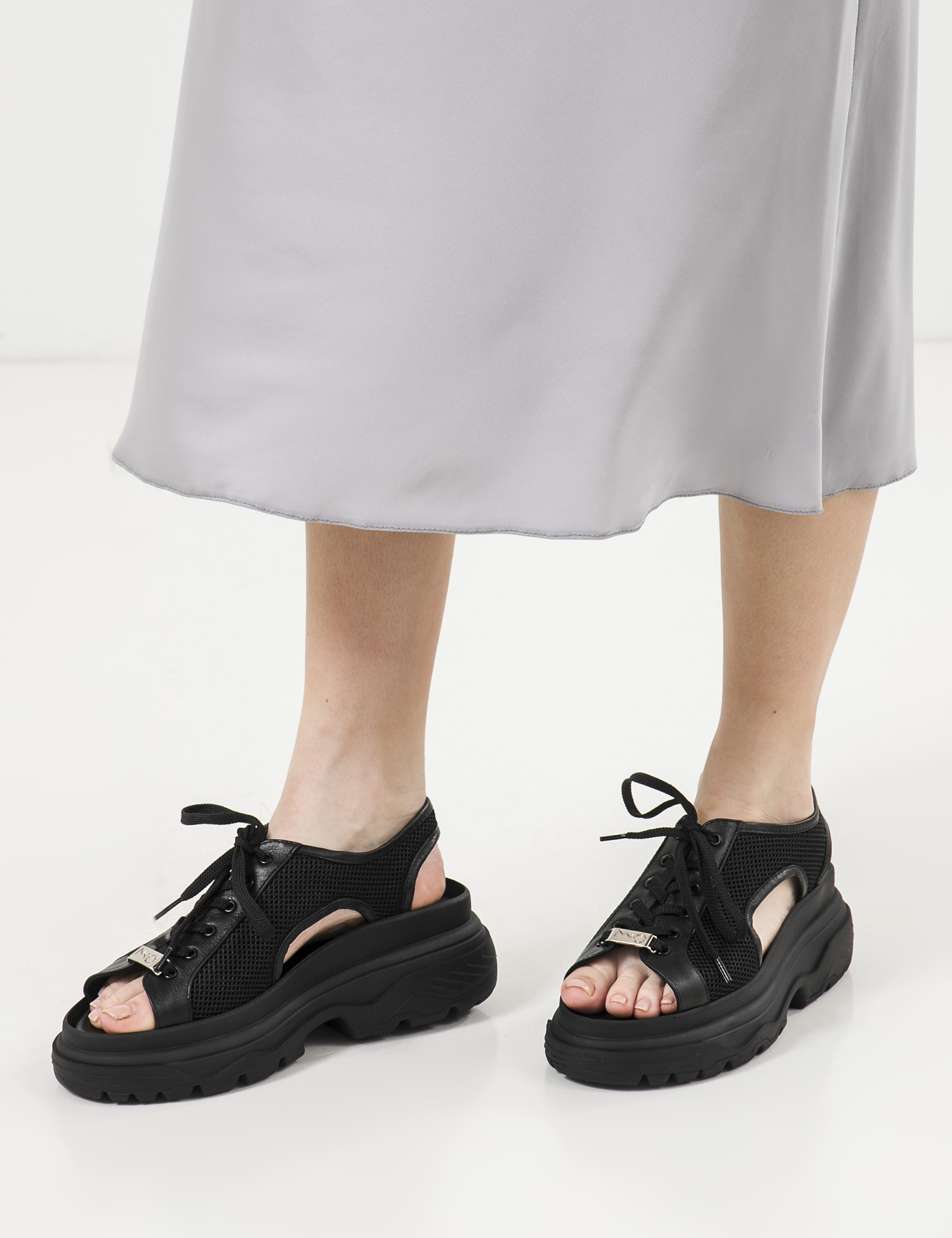 Картинка Жіночі чорні кросівки в сіточку