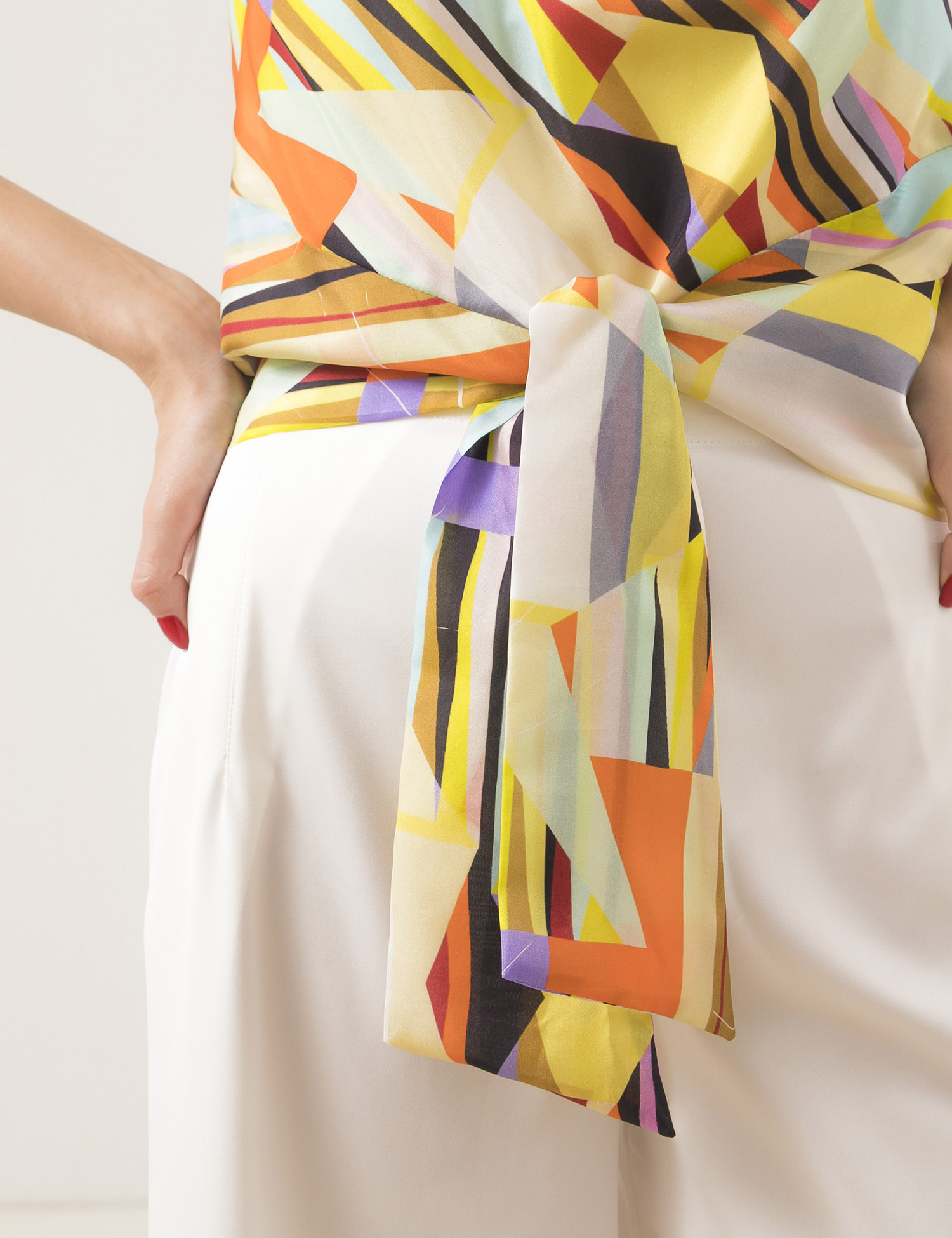 Картинка Жіноча шовкова блуза з геометричним візерунком