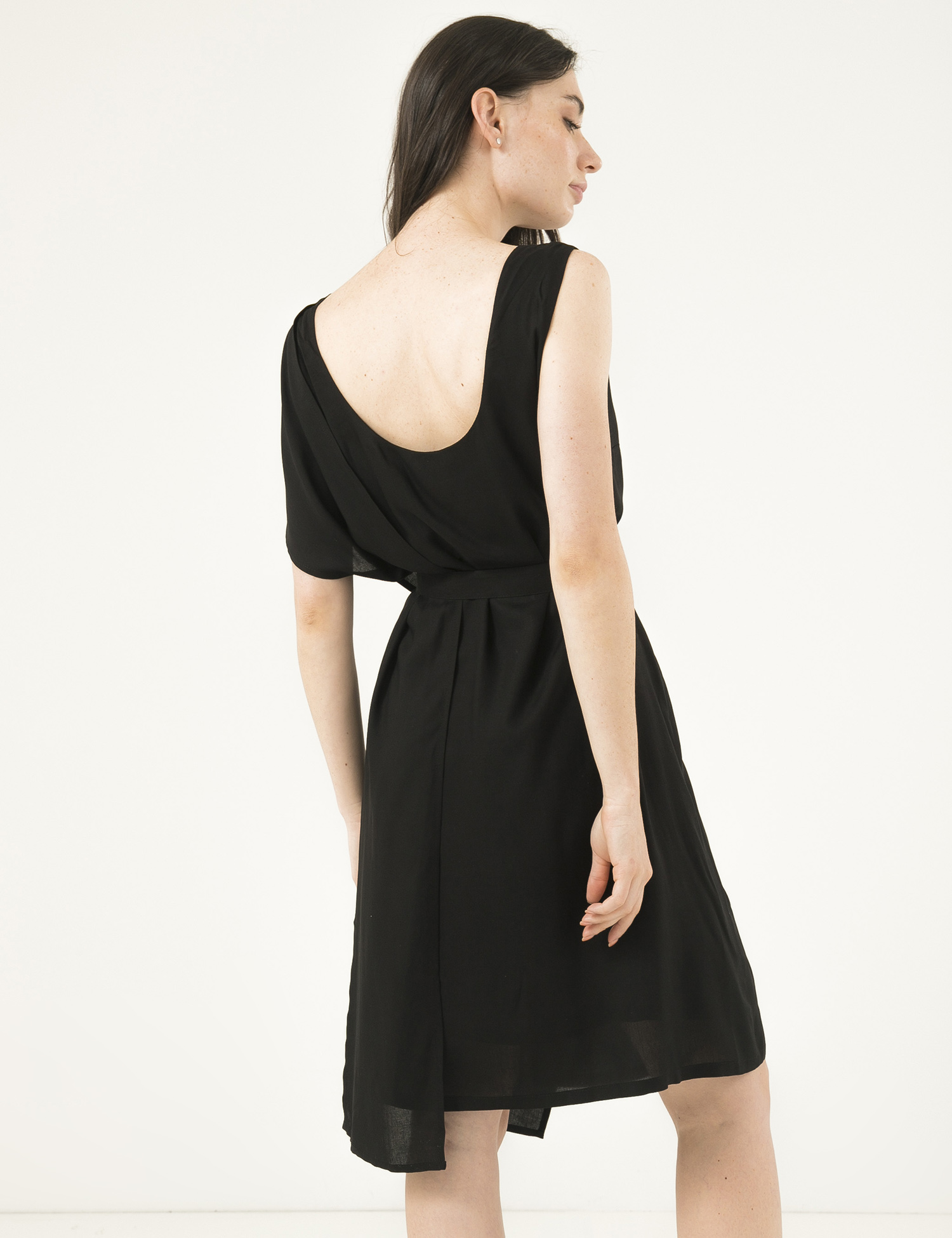 Картинка Чорна сукня з шлейфом