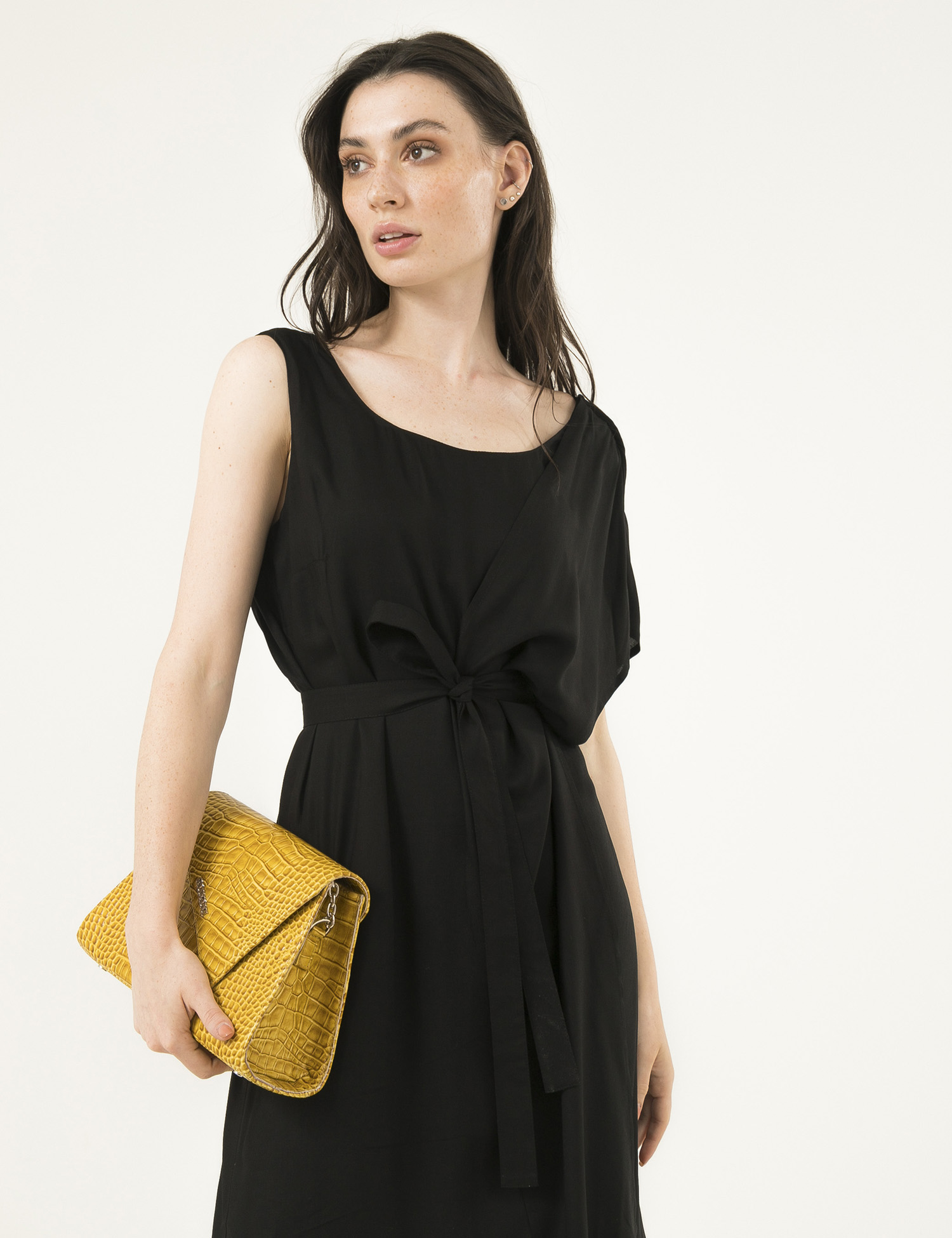 Картинка Чорна сукня з шлейфом