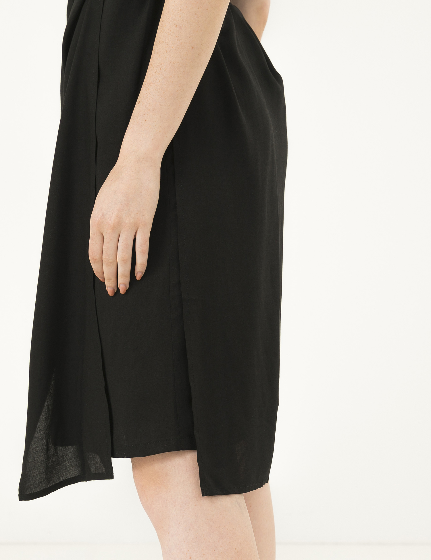 Картинка Чорна сукня з шлейфом