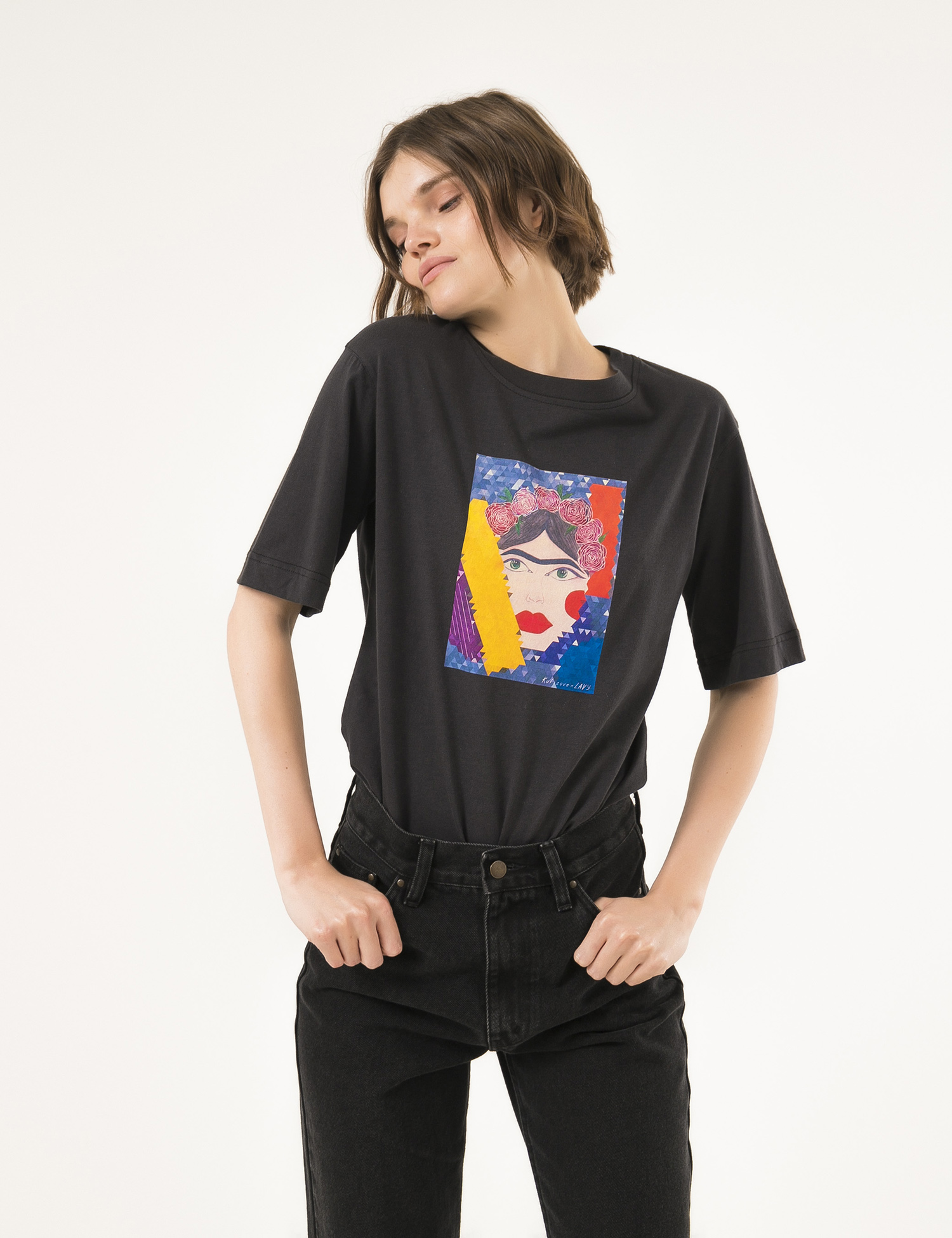 Картинка Жіноча темно-сіра футболка з принтом