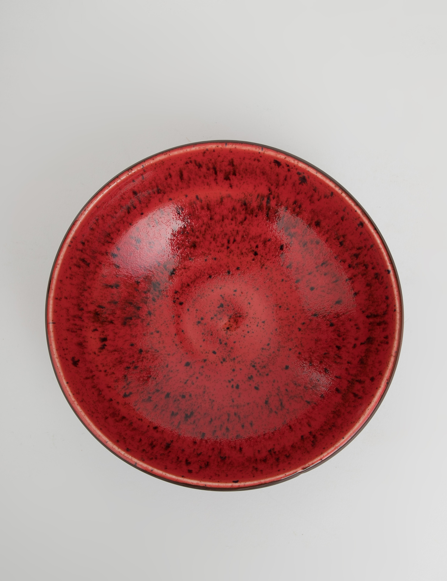 Картинка Червона керамічна тарілка