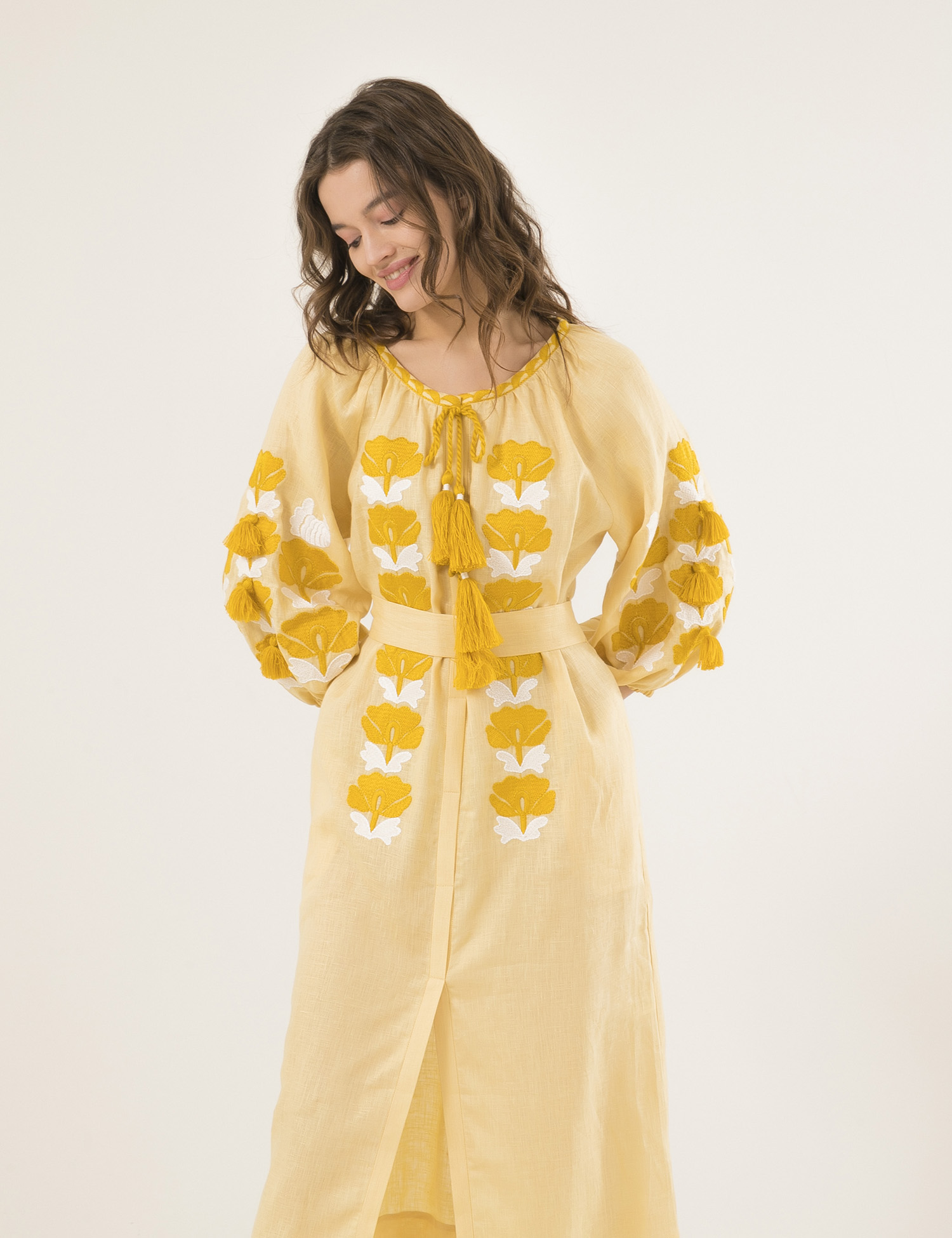 Картинка Жовта сукня з вишивкою