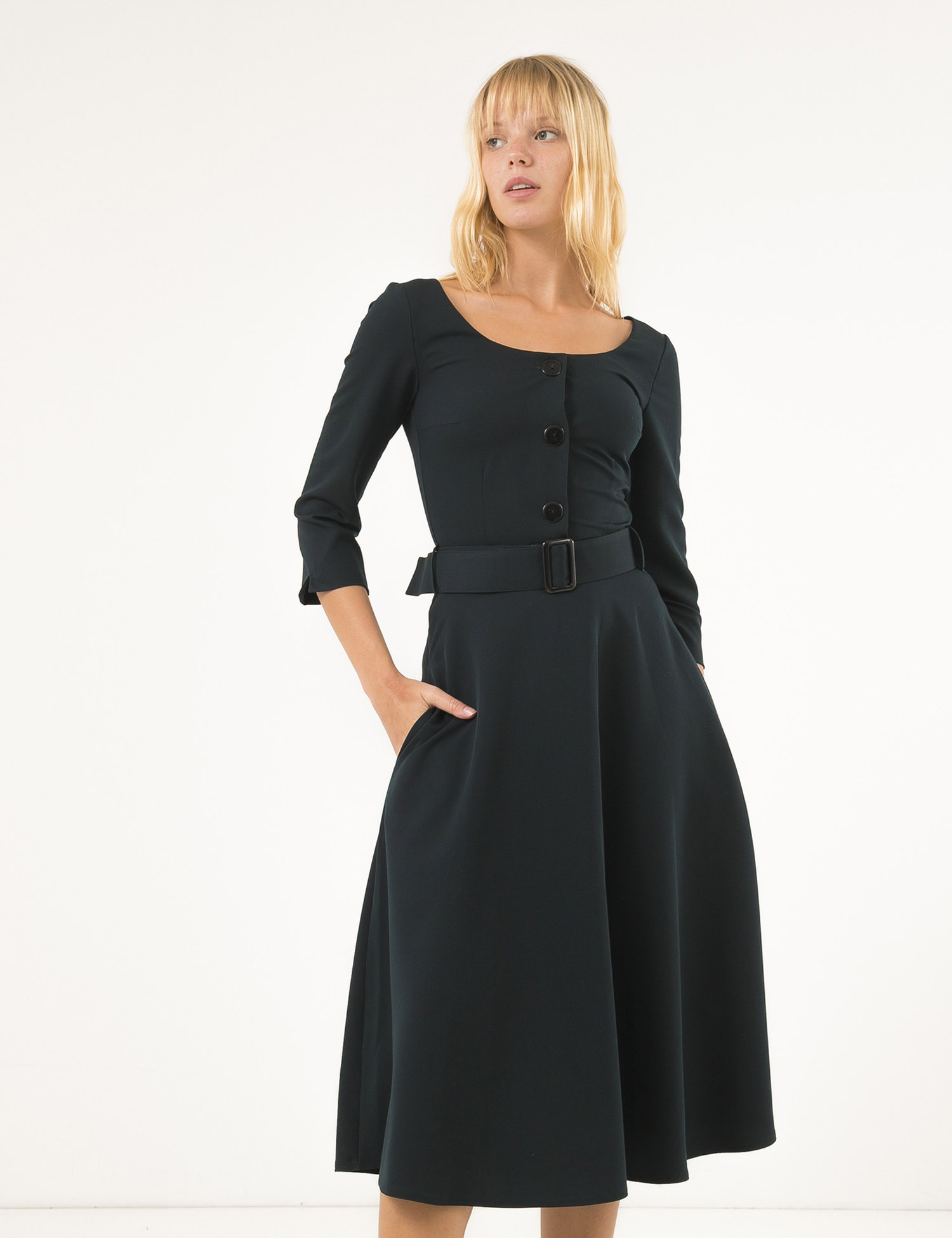 Картинка Чорна сукня з ґудзиками