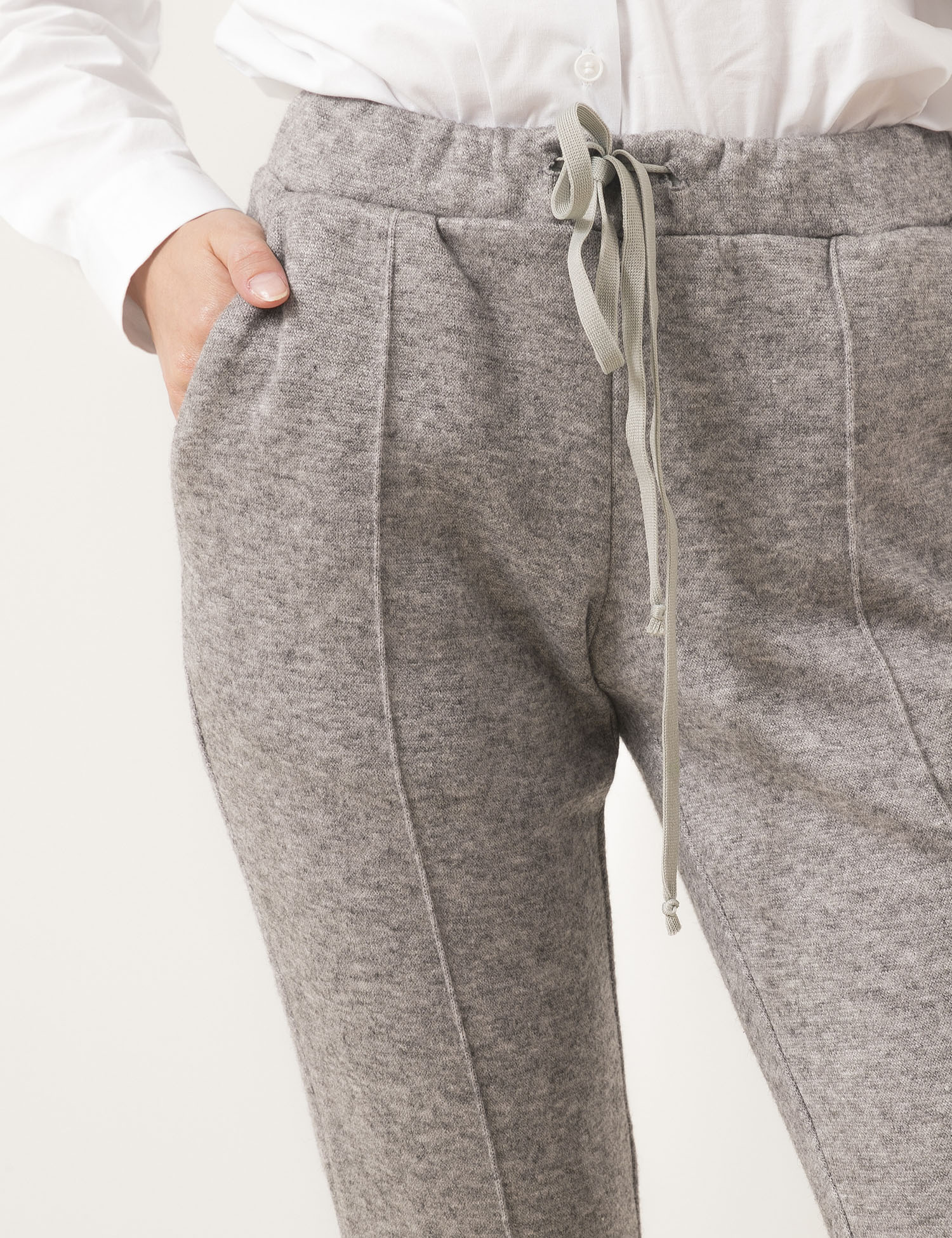Картинка Жіночі сірі брюки зі стрілками