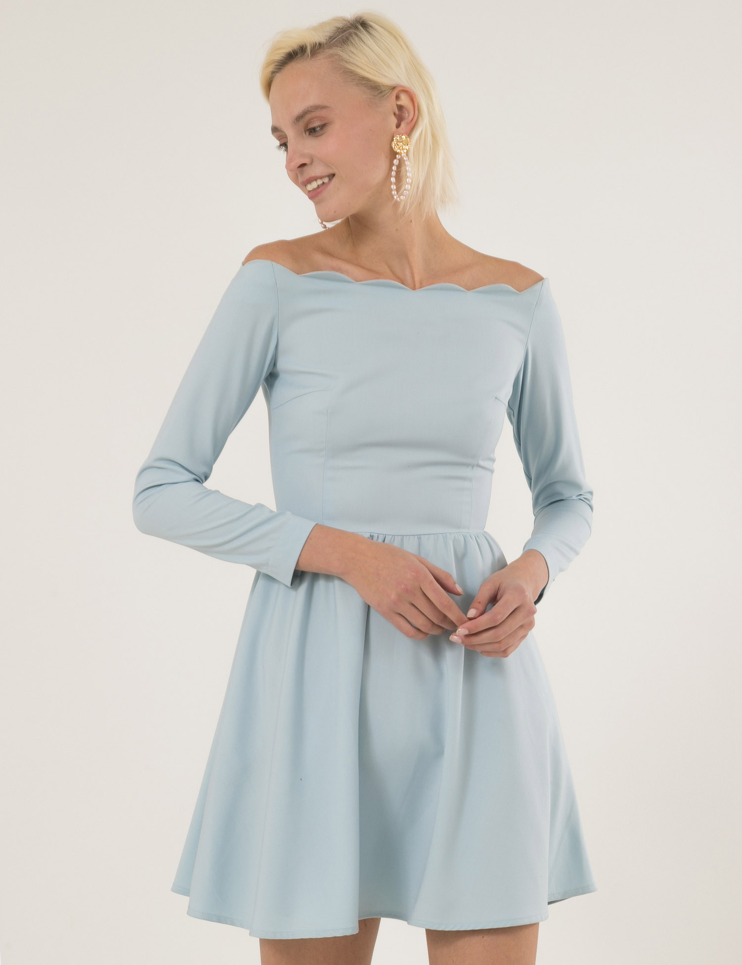 Картинка Блакитна сукня з відкритими плечима