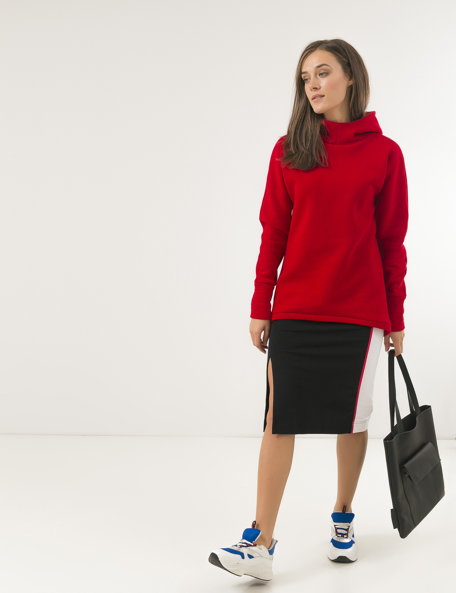 Картинка Чорна спідниця з розрізом