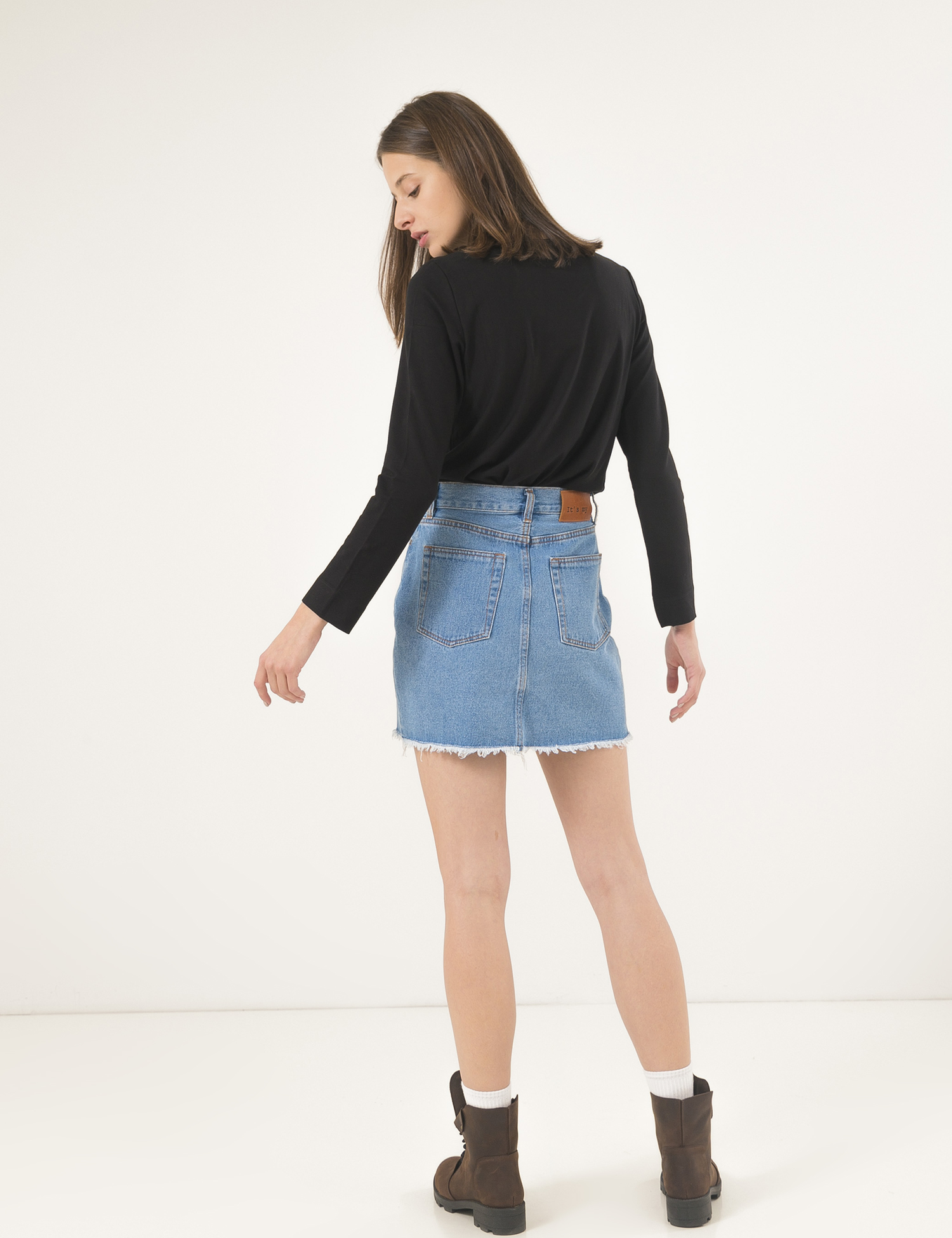 Картинка Жіночий чорний лонгслів з відкритими плечима