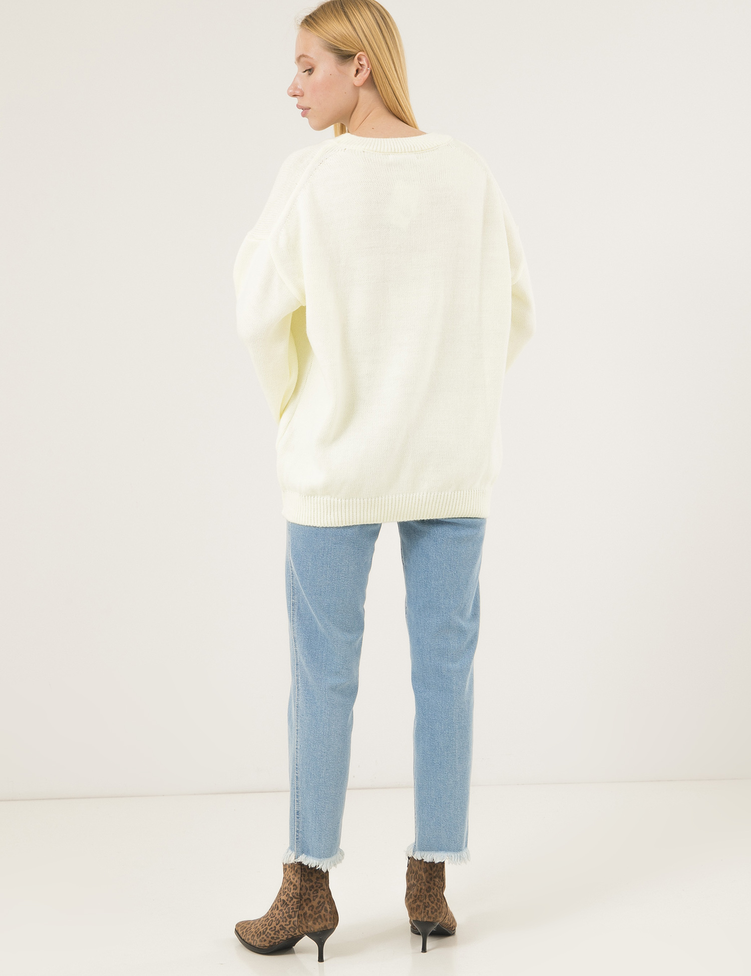 Картинка Жіночий білий светр