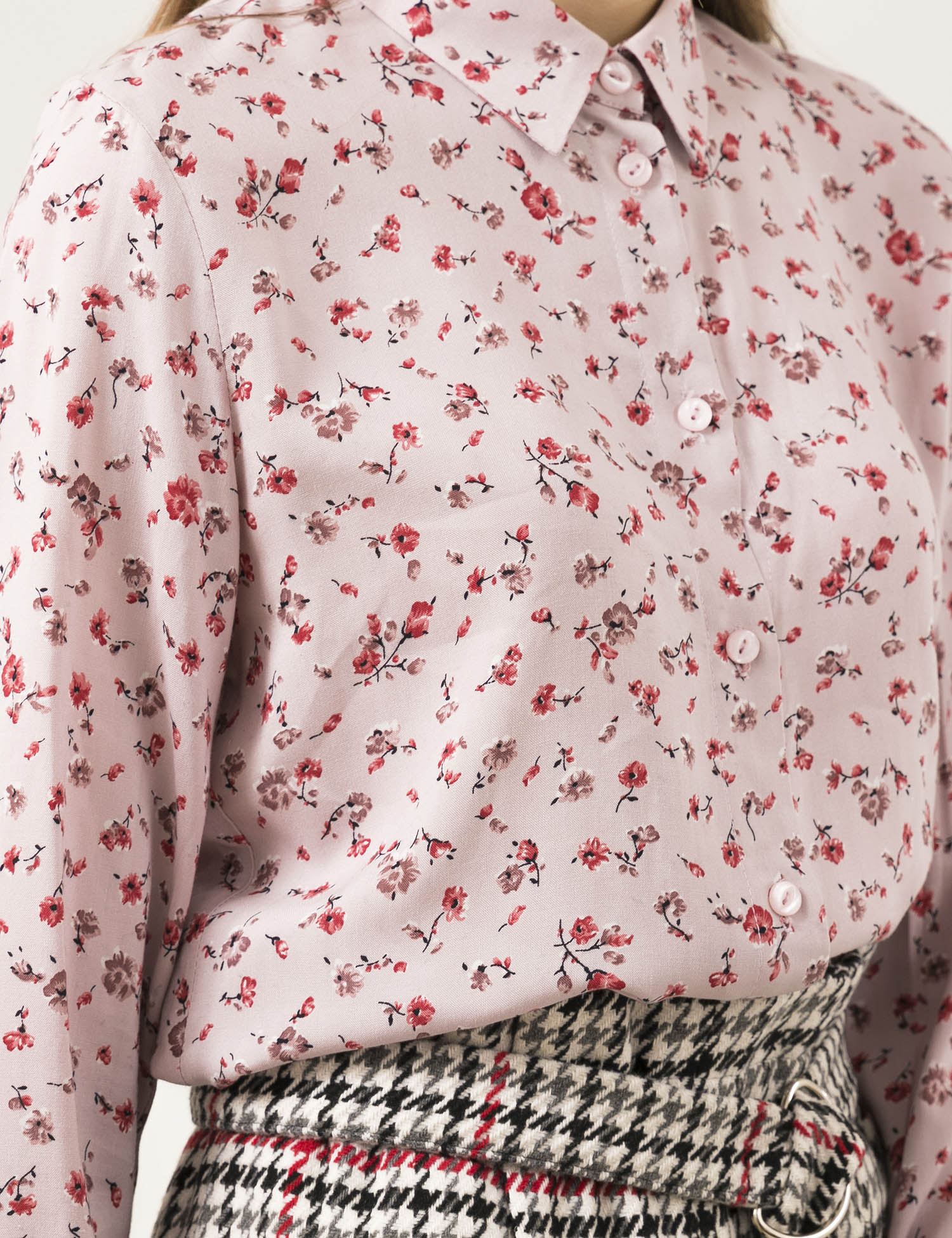 Картинка Жіноча рожева блуза з квітковим візерунком