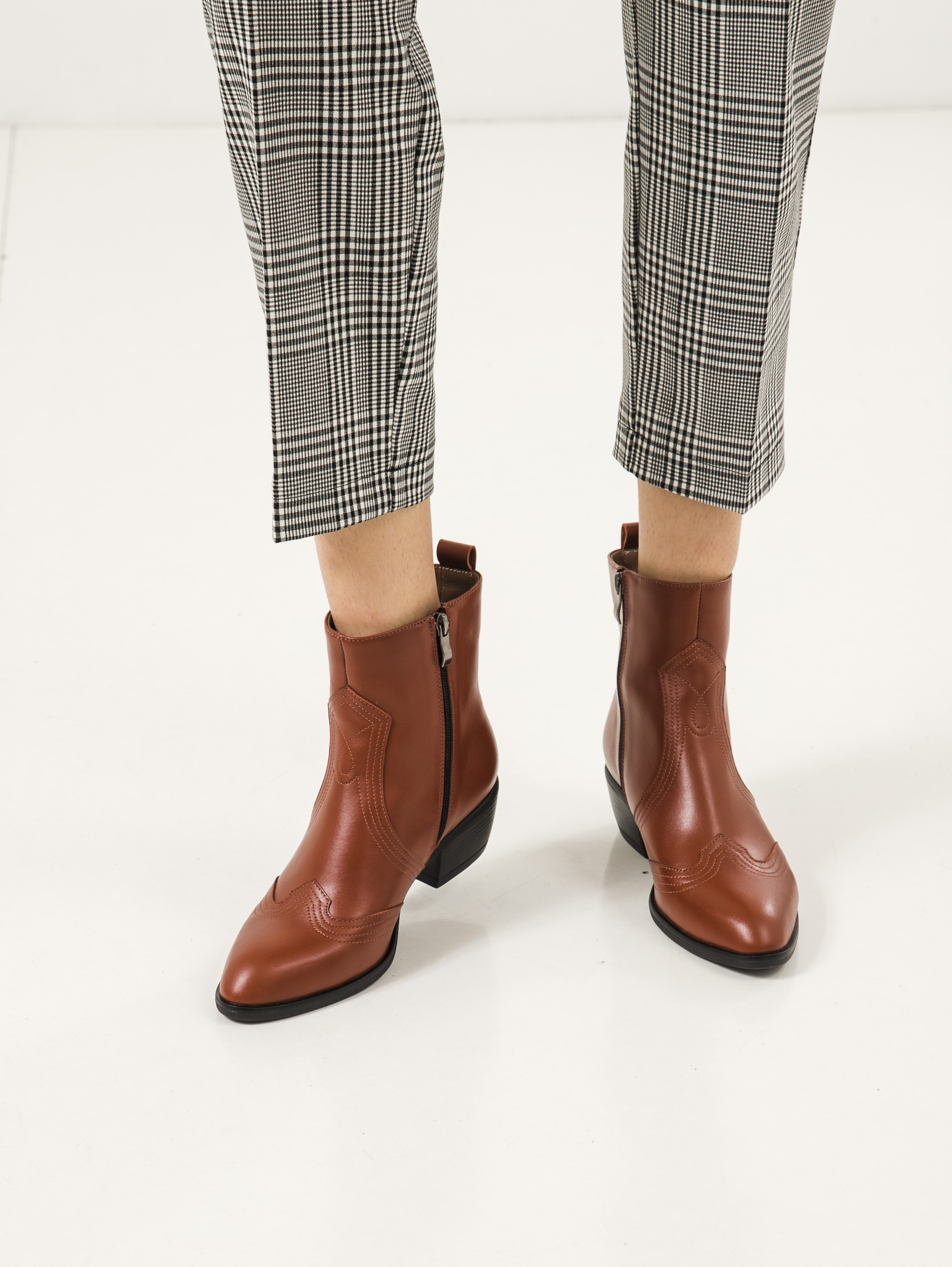 Картинка Жіночі коричневі шкіряні чоботи
