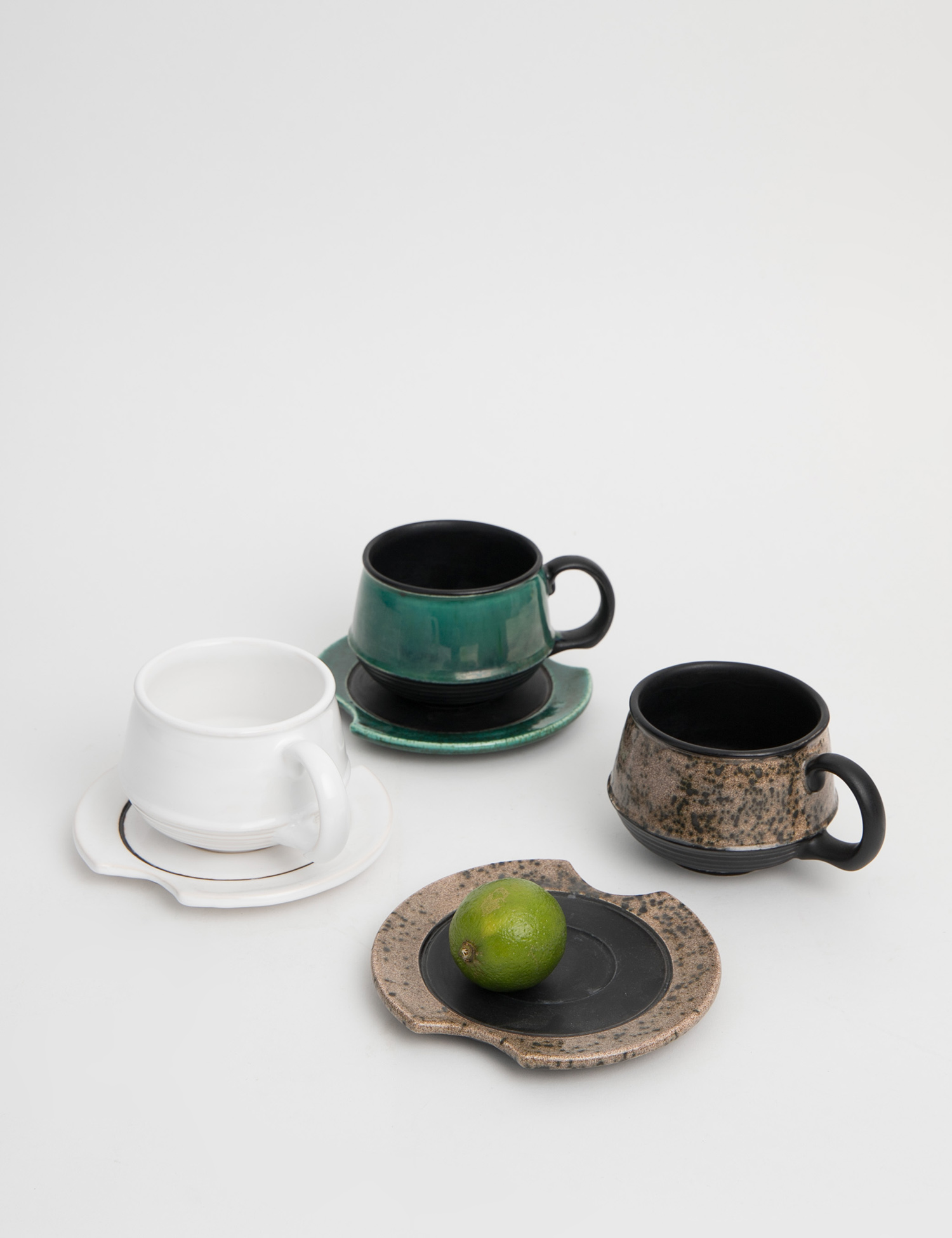 Картинка Темно-зелена керамічна чашка з блюдцем