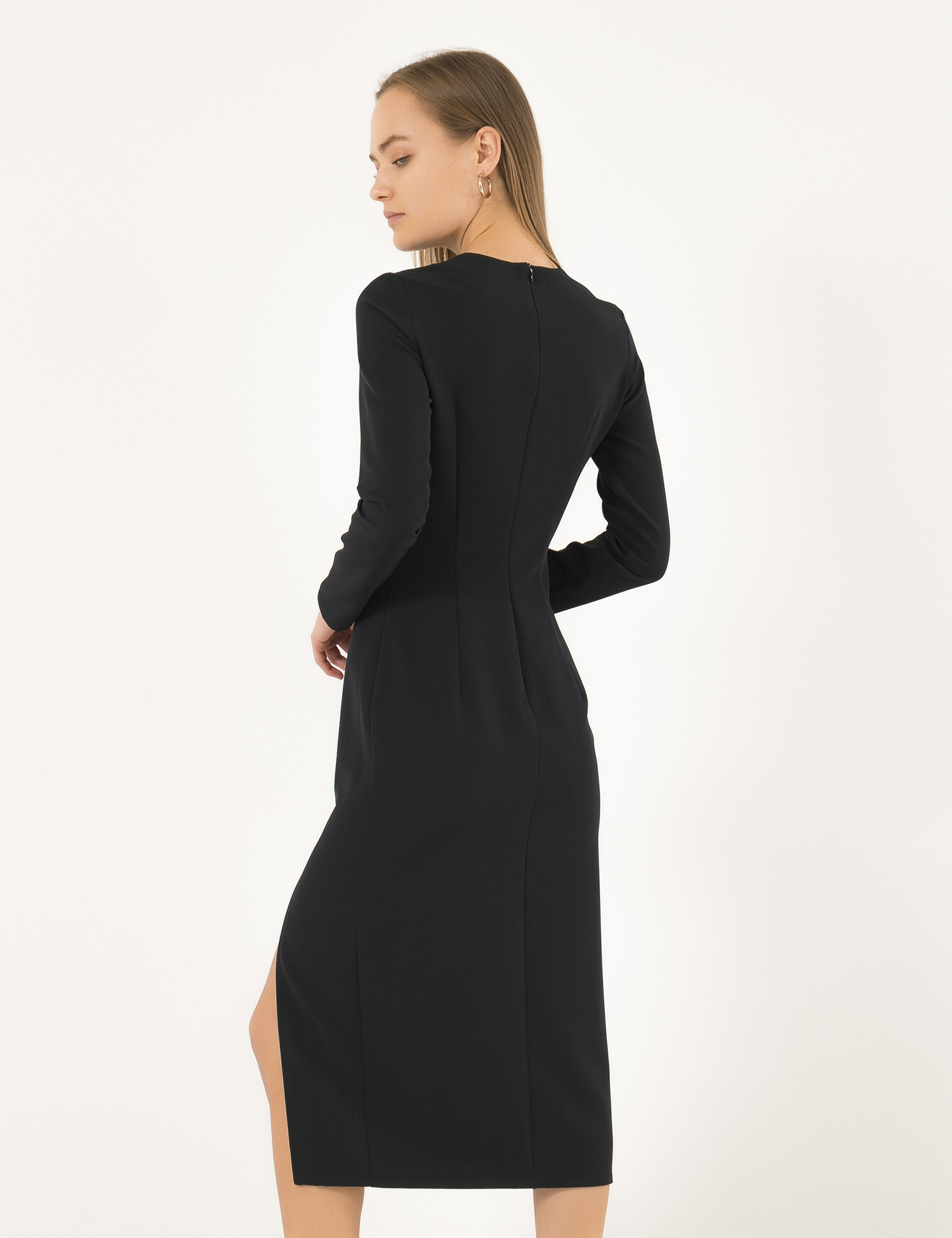 Картинка Чорна сукня-футляр з розрізом