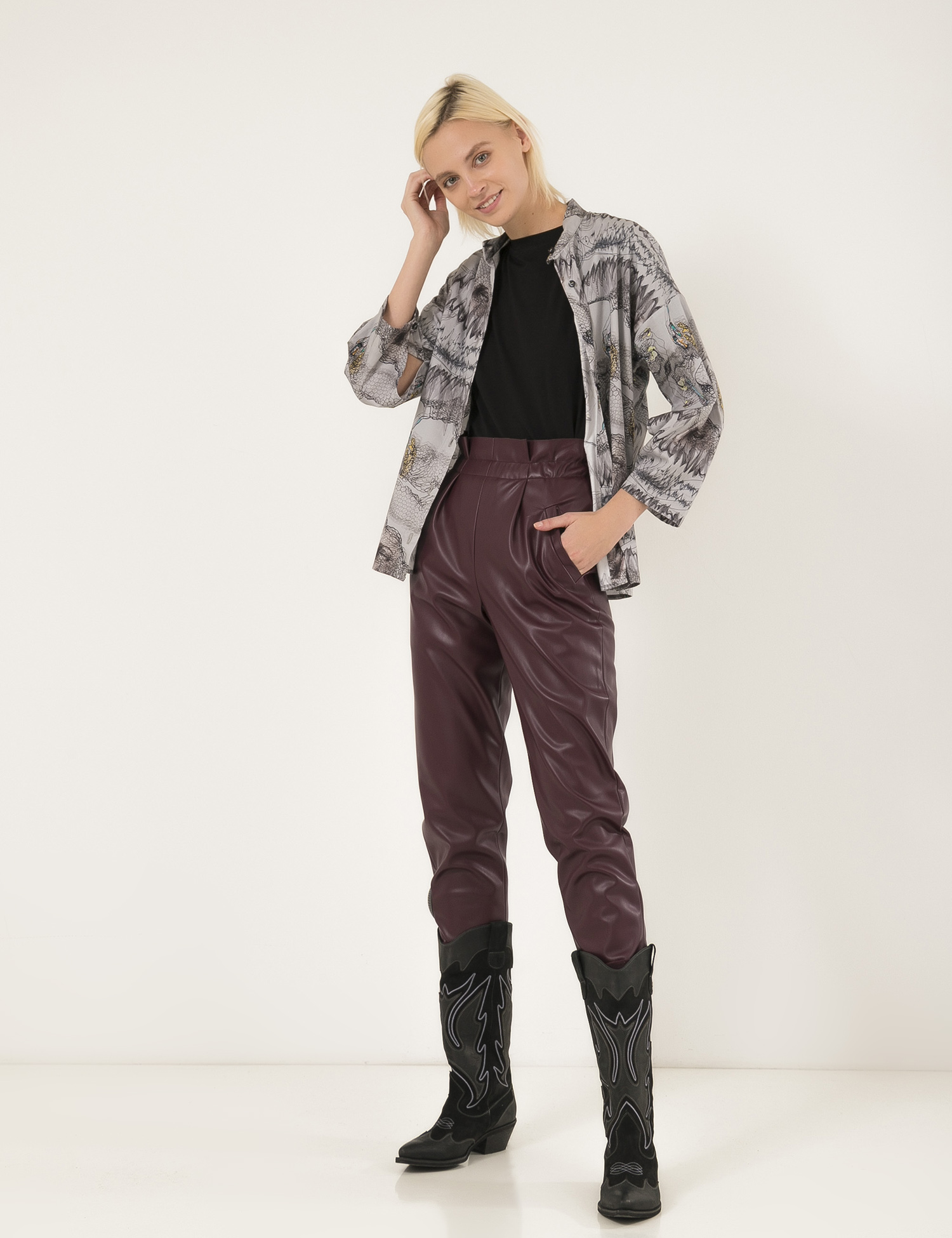 Картинка Жіночі бордові брюки з екошкіри