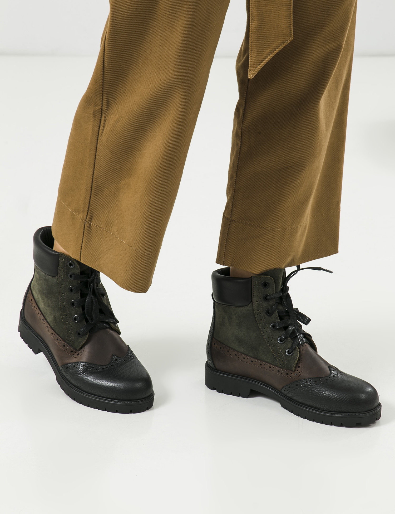 Картинка Жіночі чорно-коричневі шкіряні чоботи