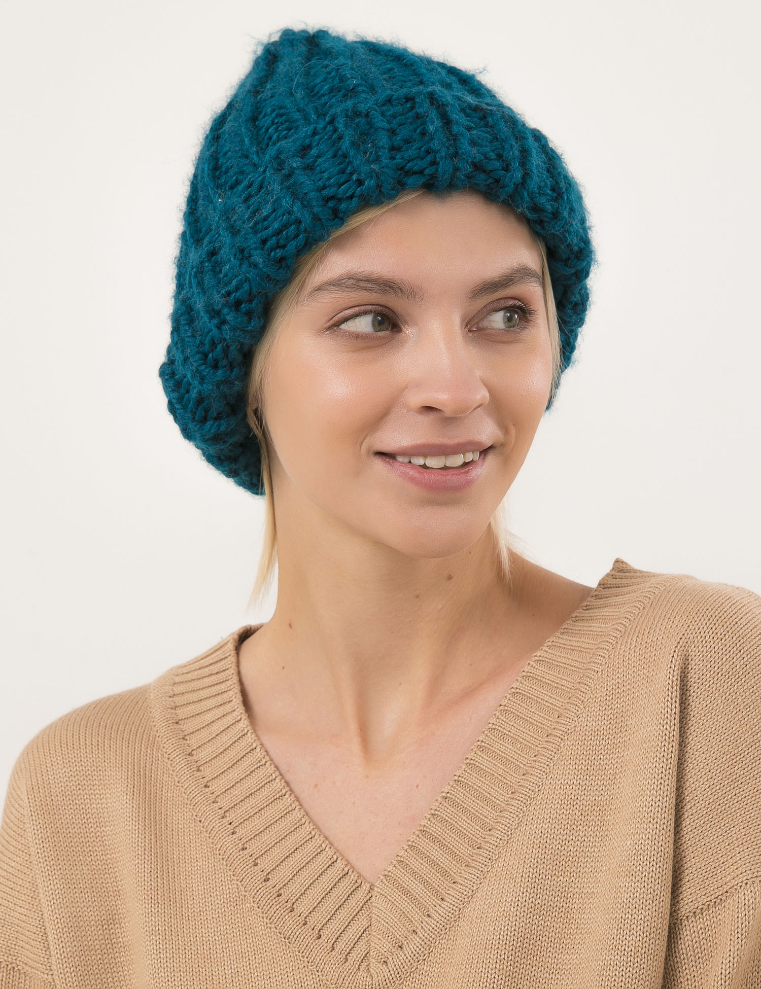 Картинка Жіноча темно-синя в'язана шапка
