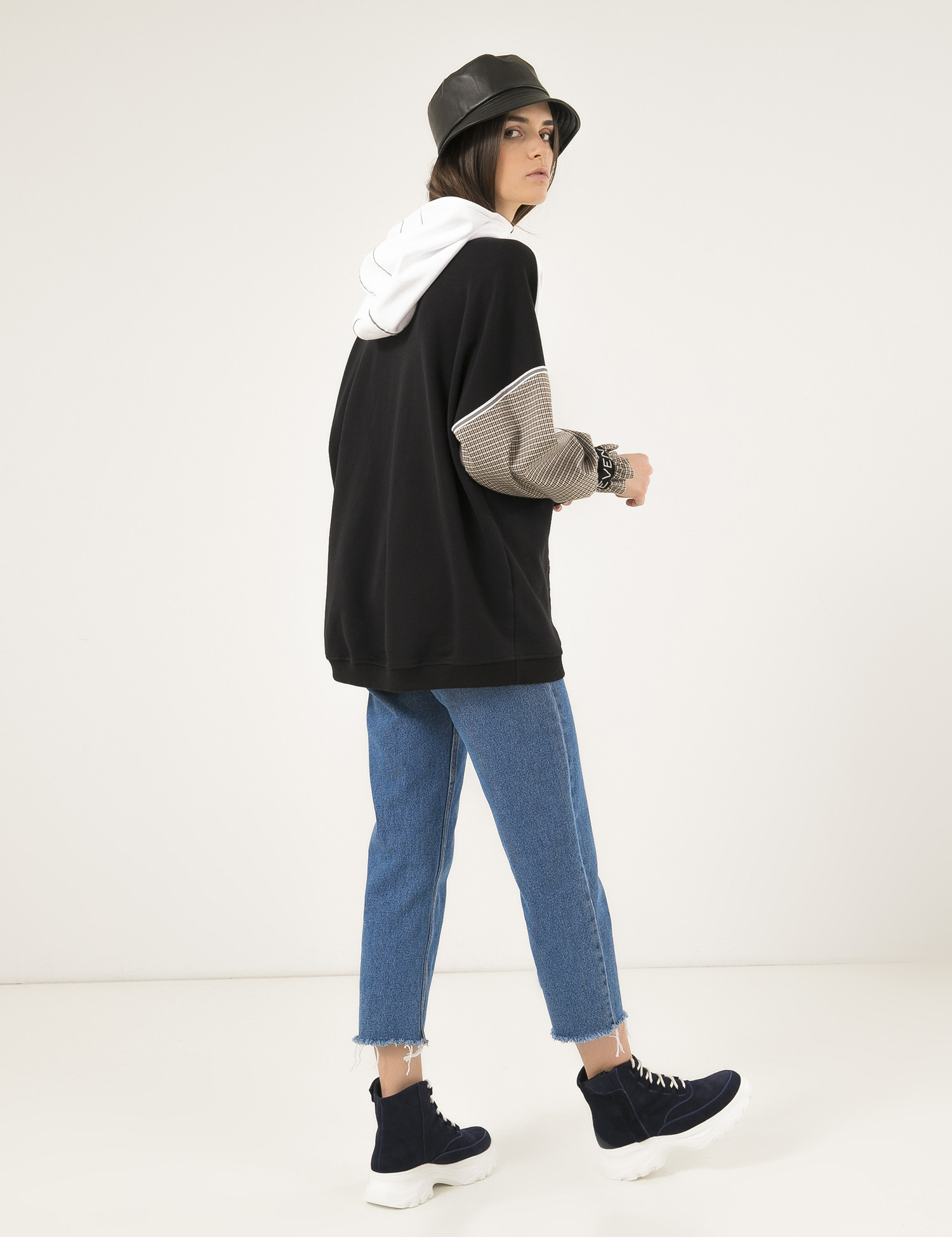 Картинка Жіноче чорно-біле худі з капюшоном