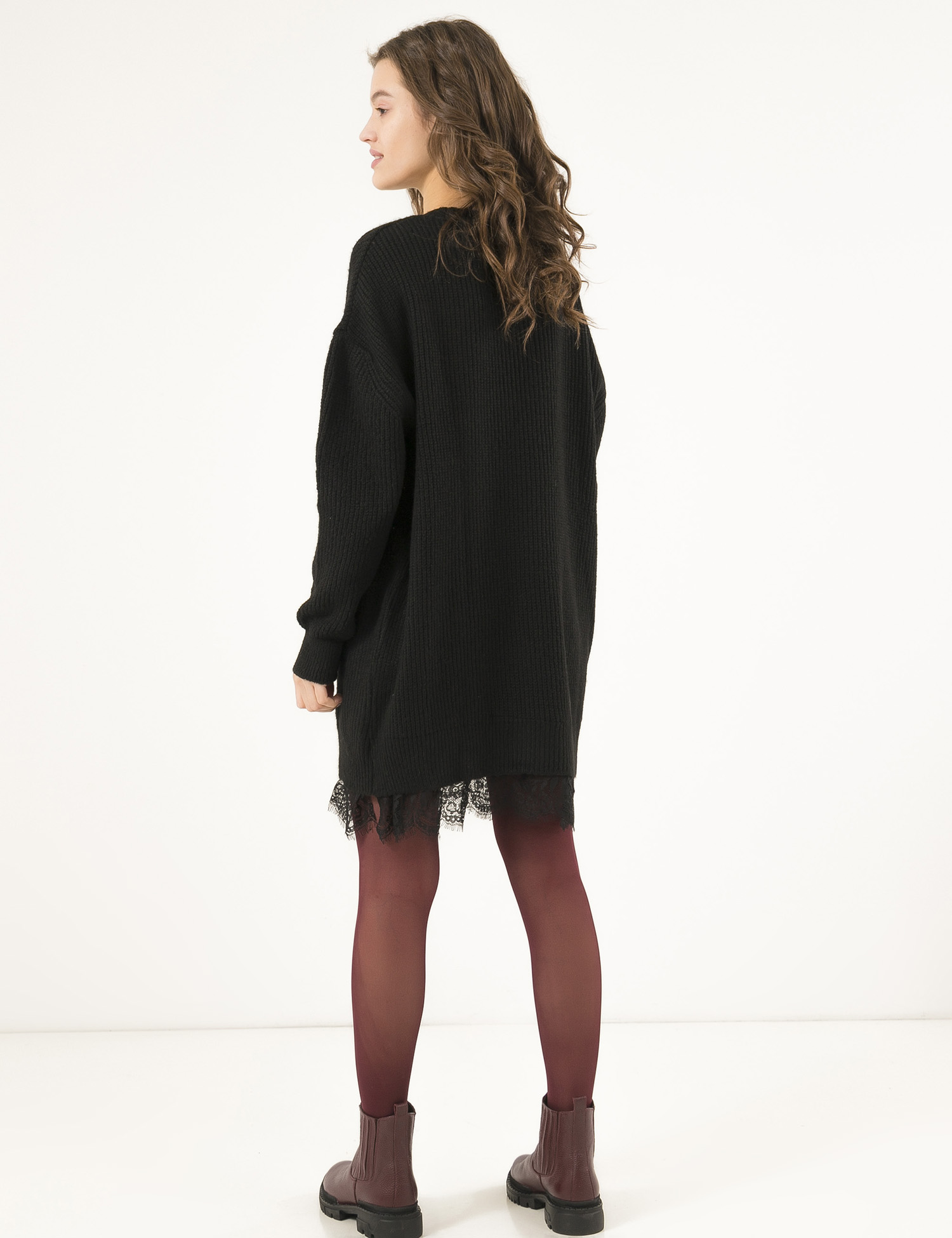 Картинка Жіночий чорний светр з мереживом