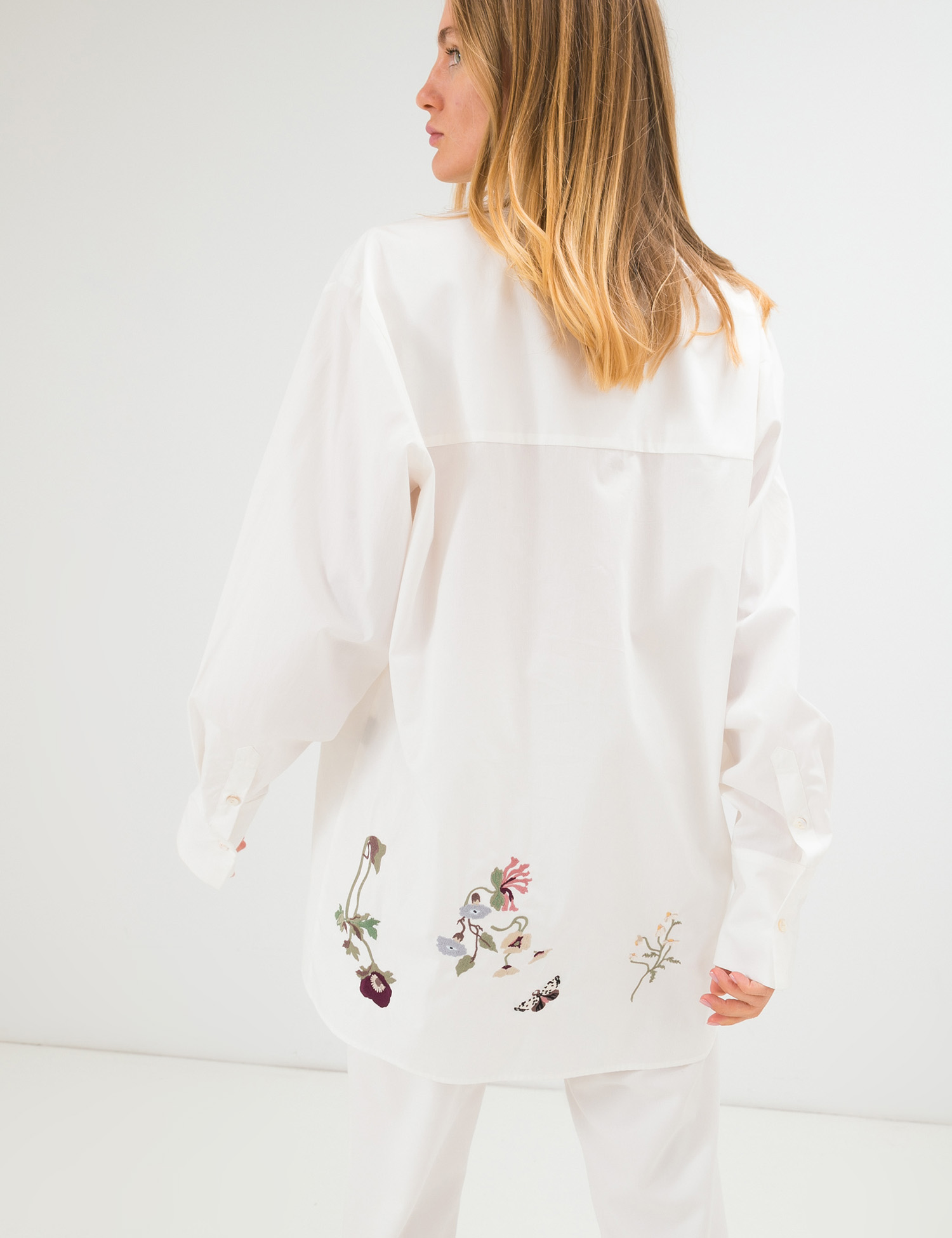 Картинка Жіноча біла сорочка з вишивкою
