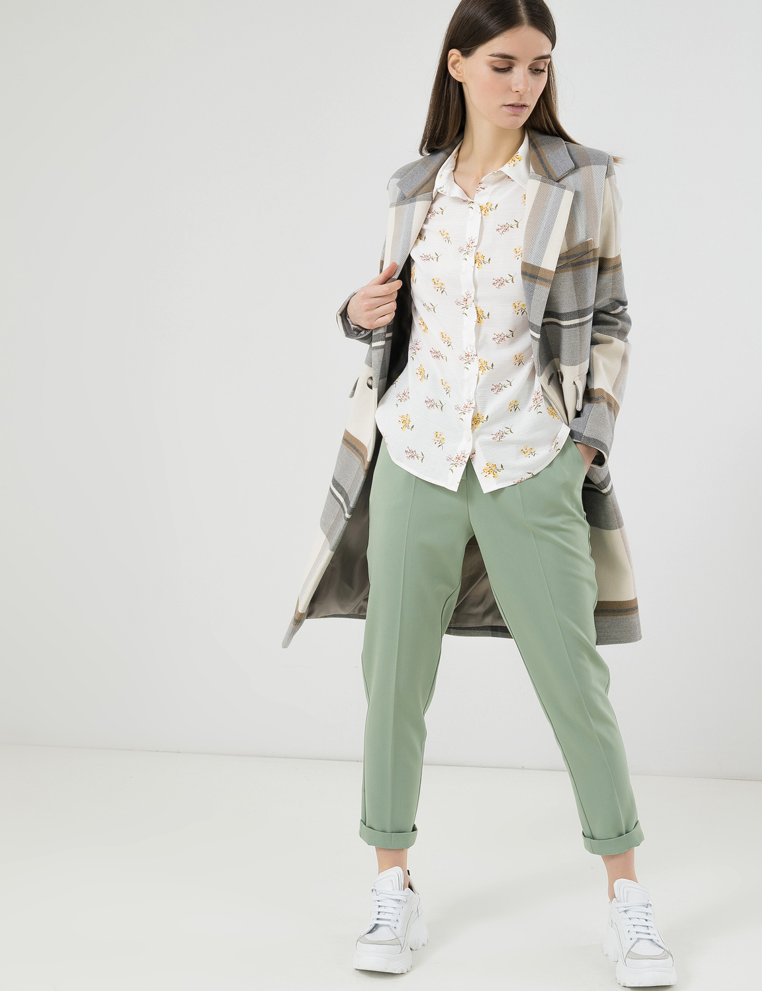 Картинка Жіноча біла блуза з квітковим візерунком