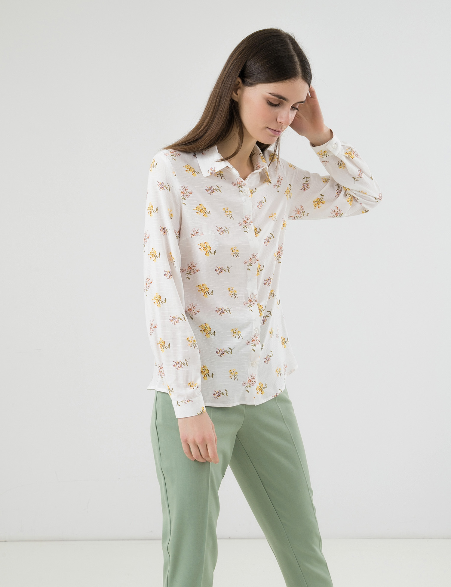 Картинка Жіноча біла блуза з квітковим візерунком