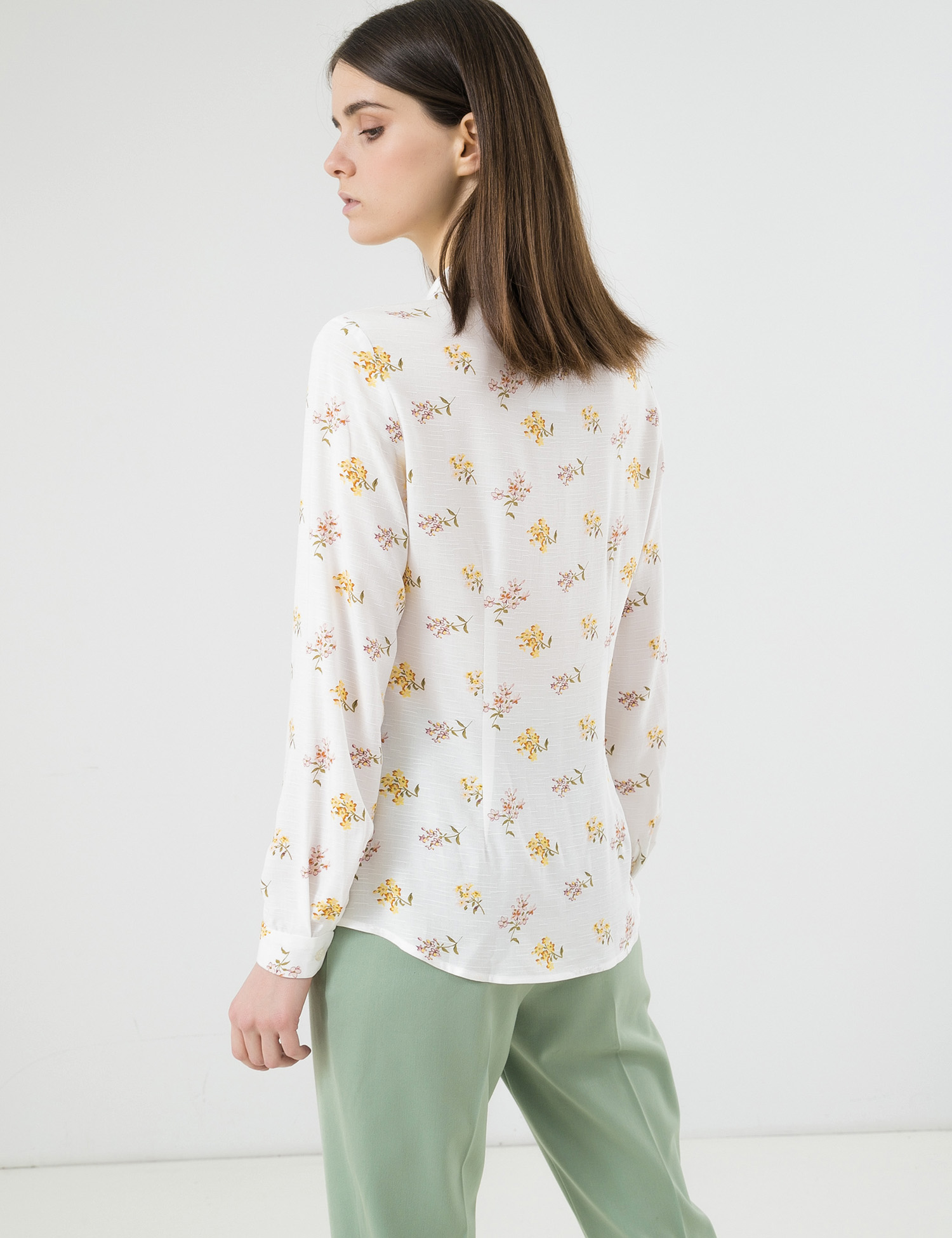 Картинка Жіноча біла блуза з квітковим візерунком