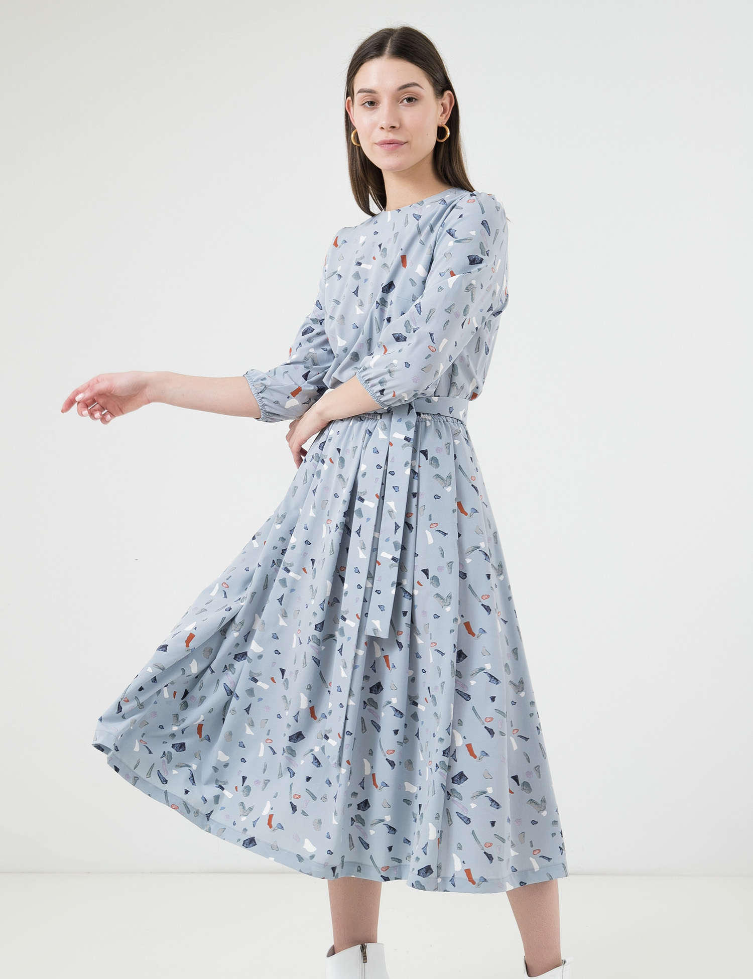 Картинка Сіра сукня з абстрактним візерунком