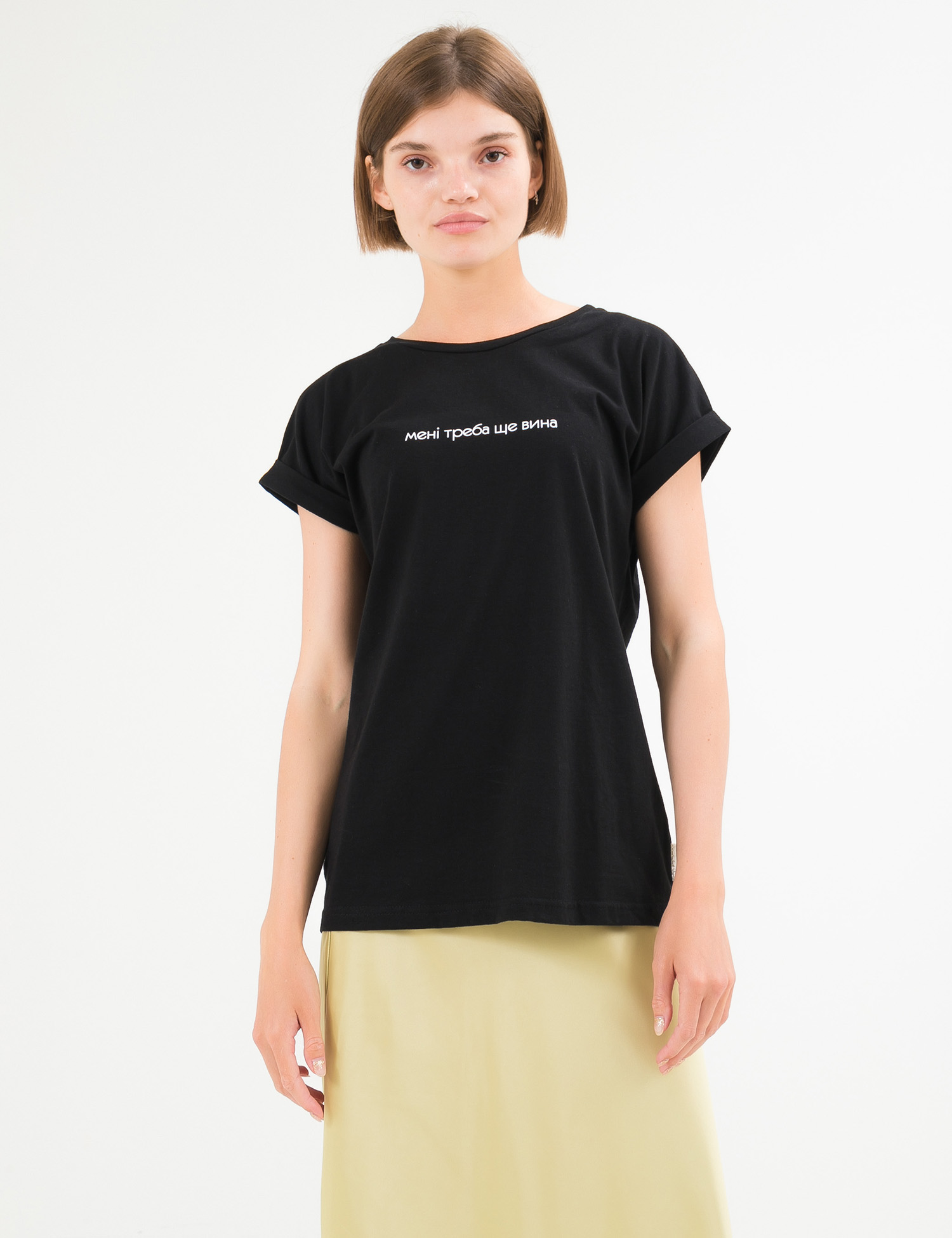 Картинка Жіноча чорна футболка з принтом
