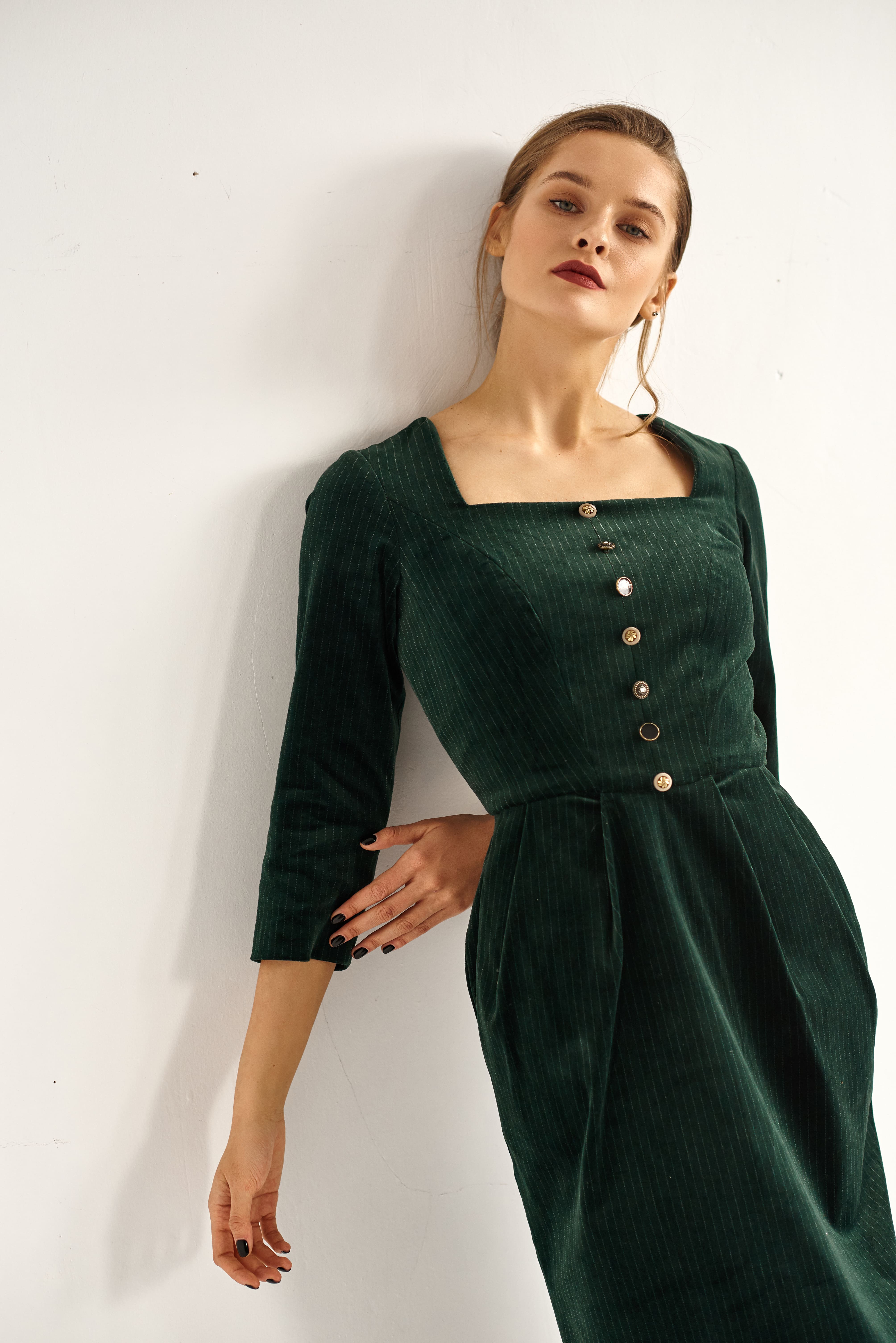 Картинка Темно-зелена оксамитова сукня