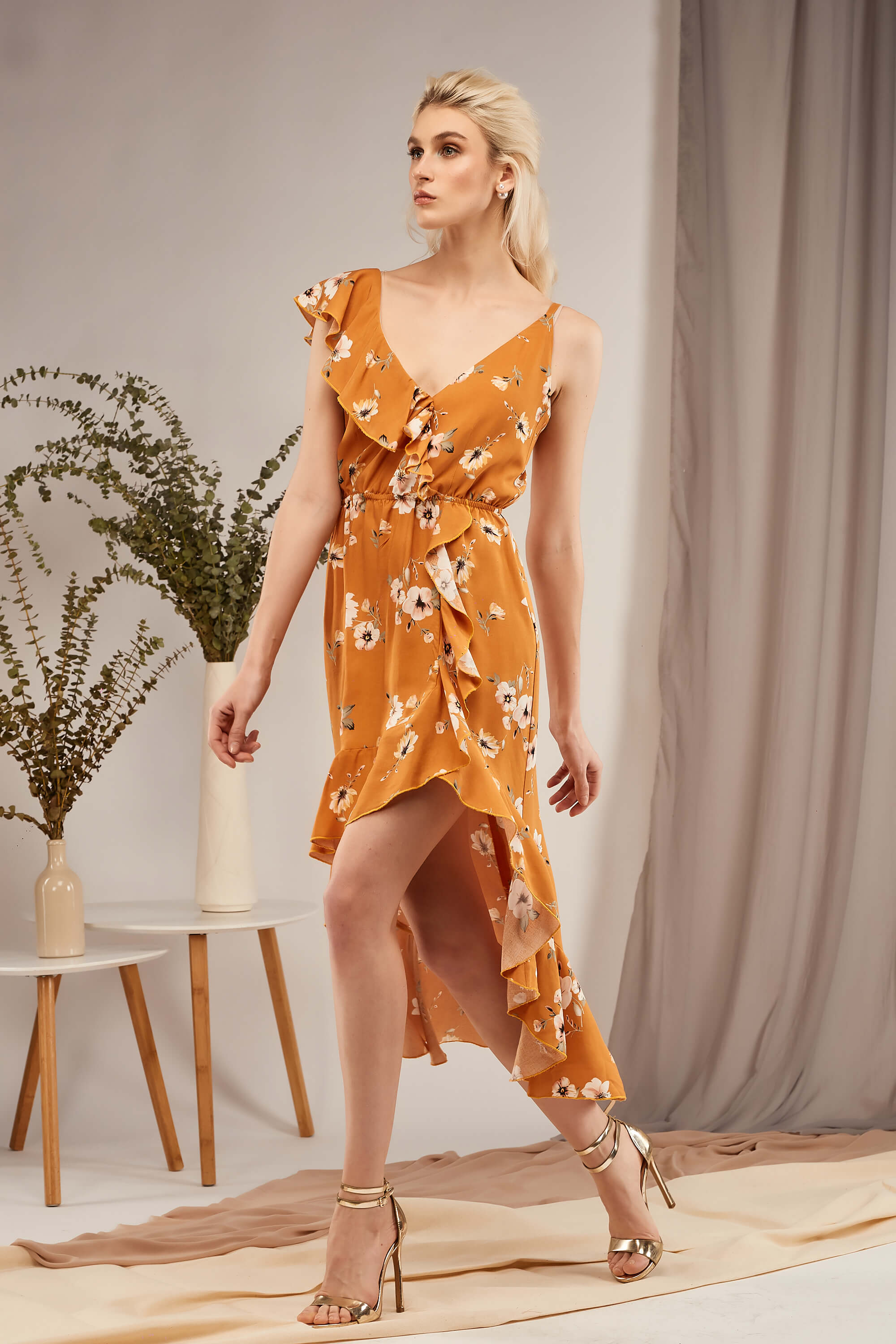 Картинка Помаранчева сукня з квітковим візерунком