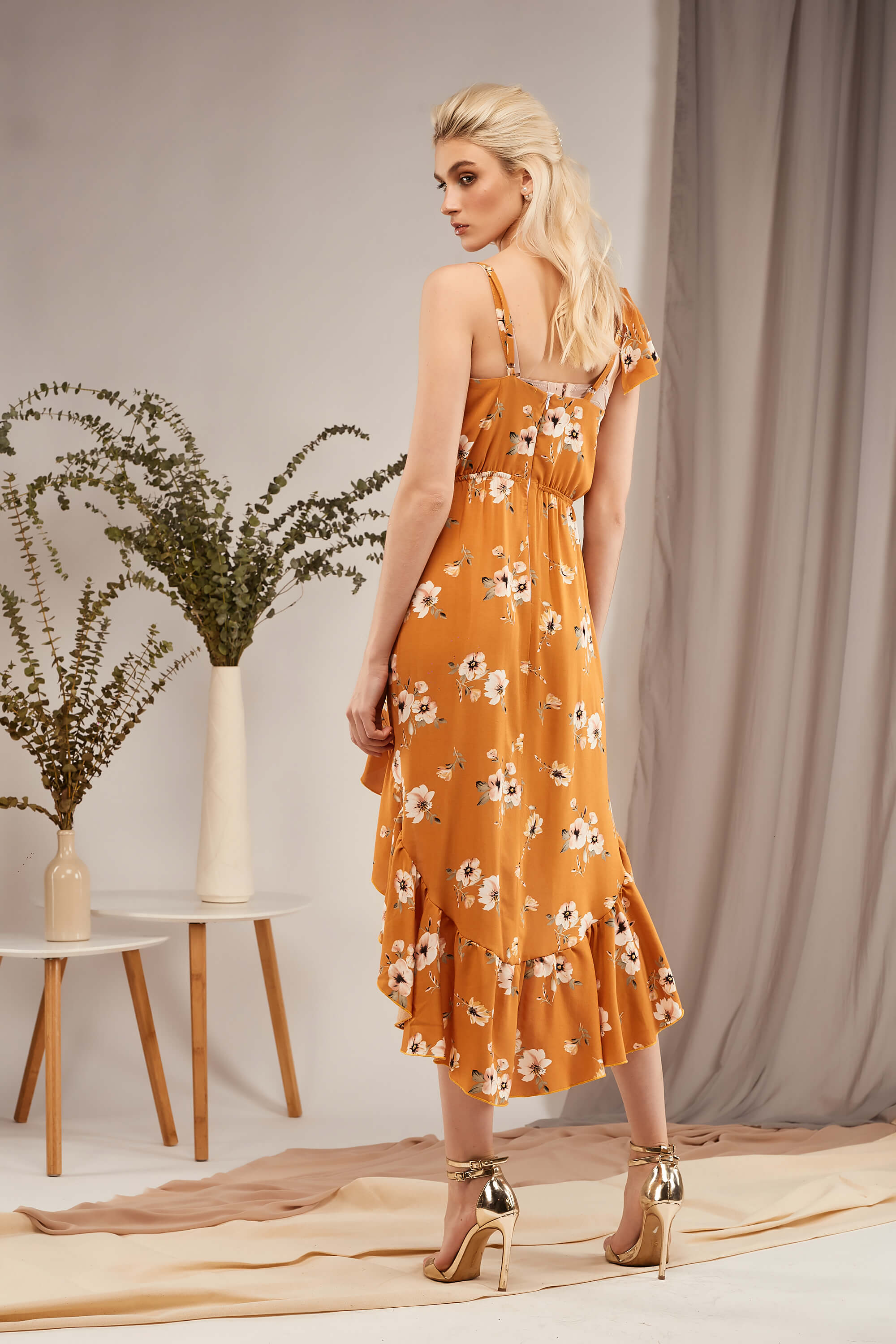 Картинка Помаранчева сукня з квітковим візерунком