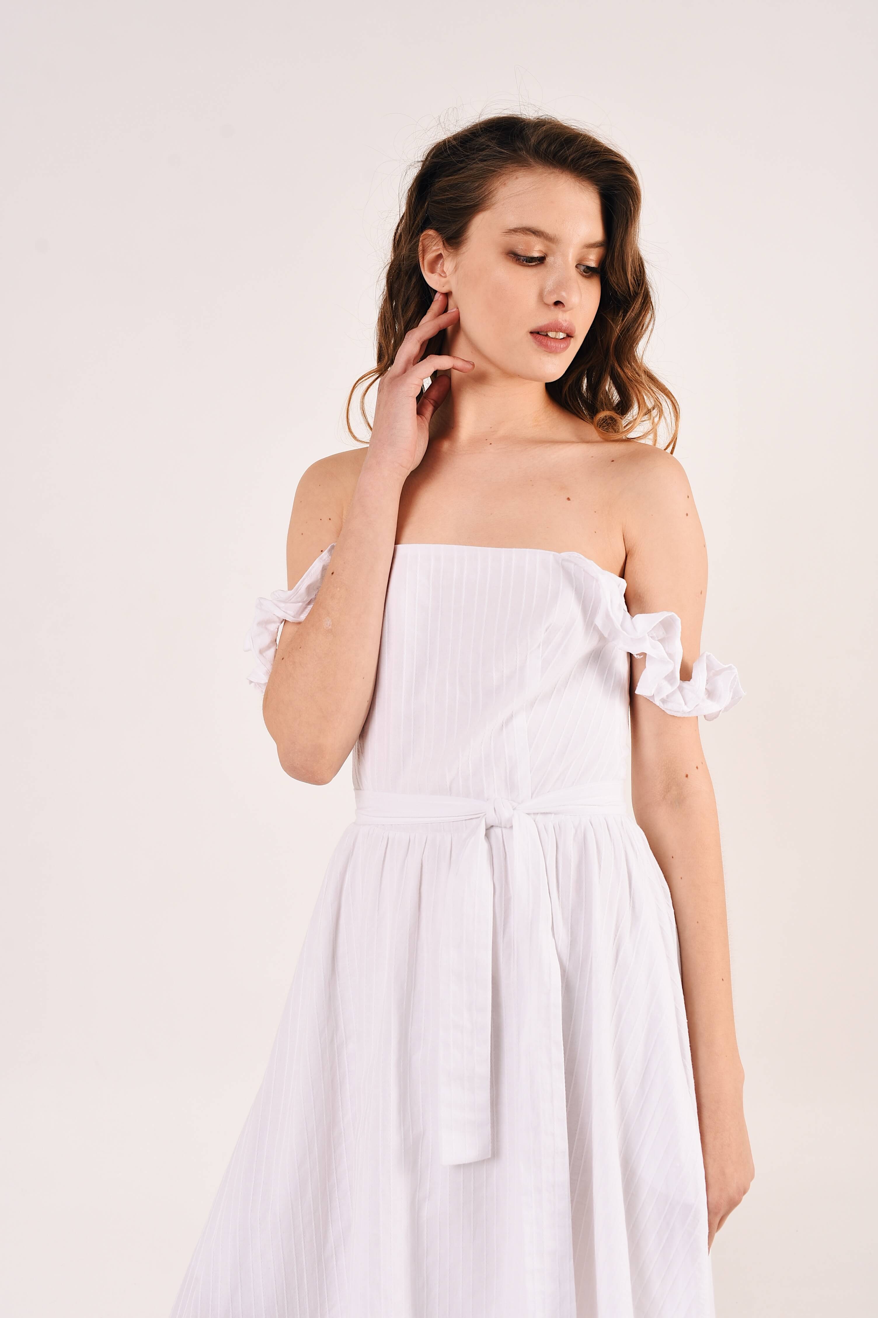 Картинка Біла сукня з відкритими плечима