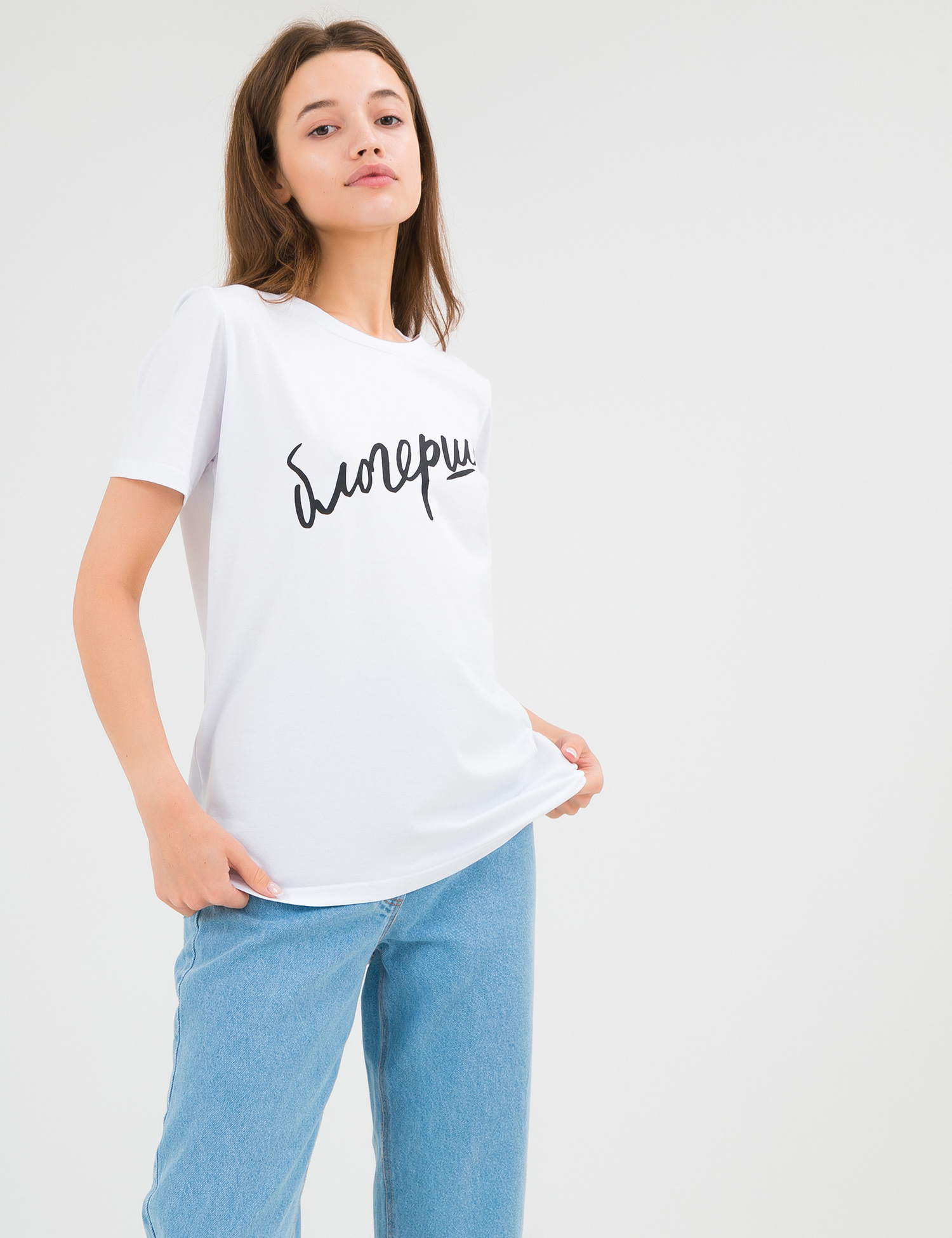 Картинка Жіноча біла футболка з принтом