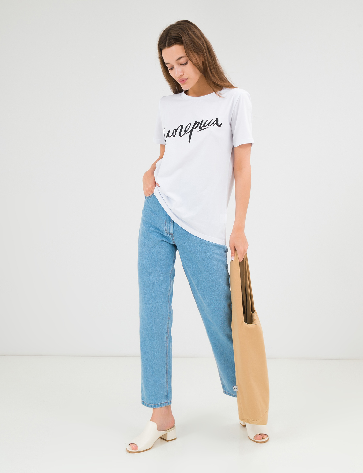 Картинка Жіноча біла футболка з принтом