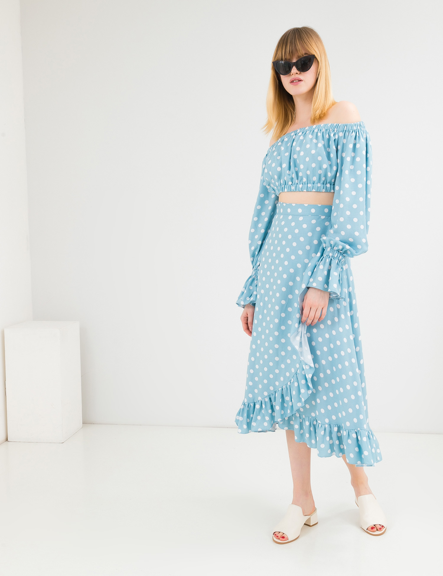 Картинка Блакитний костюм в горошок