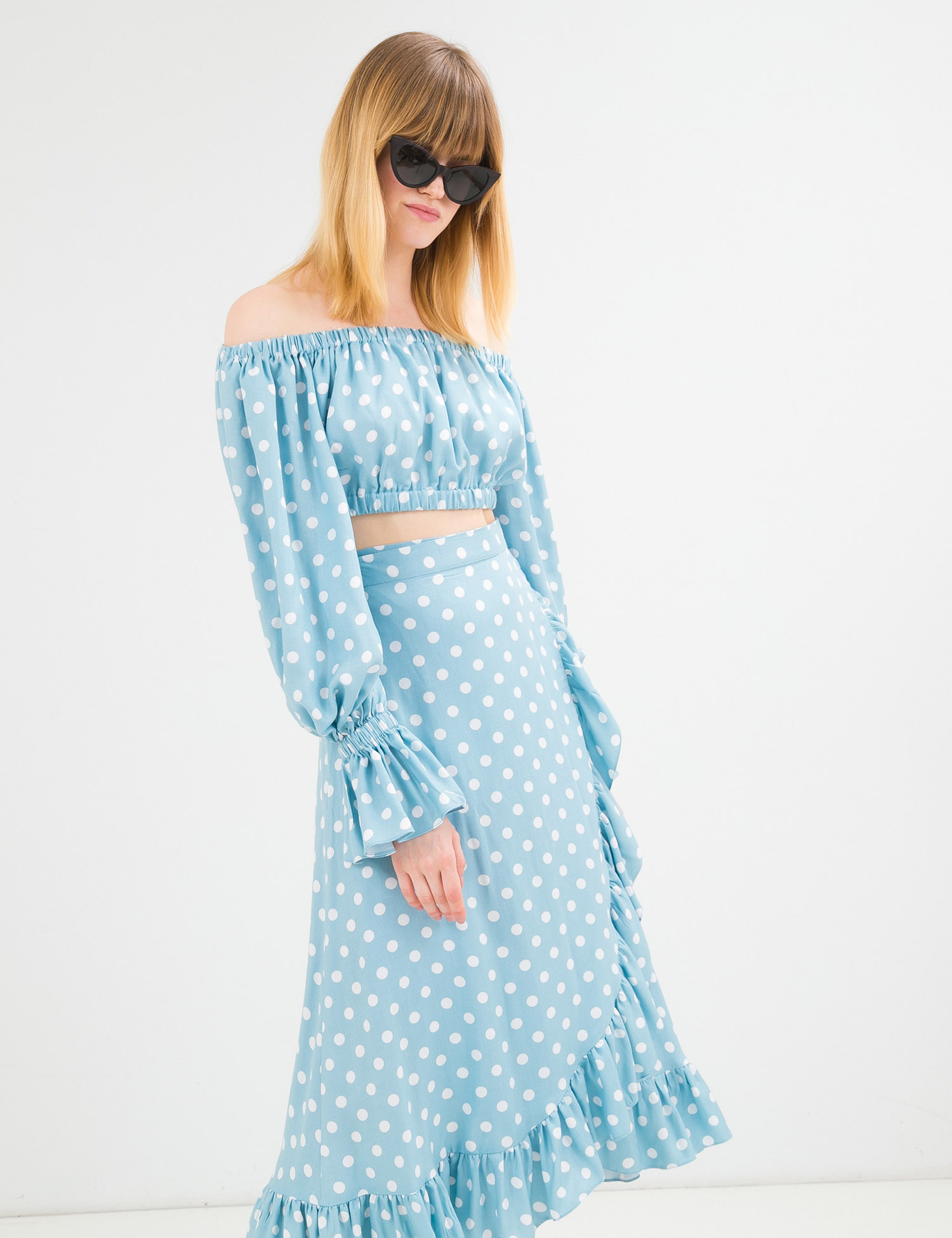 Картинка Блакитний костюм в горошок